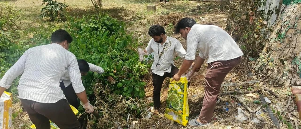 ప్లాస్టిక్ వేటలో NSS..! 150 మంది వాలంటీర్ల స్పందన