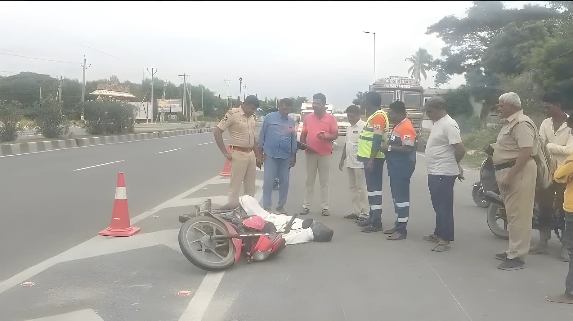 రోడ్డుపై గుండెపోటు.. పల్నాడులో దారుణం!