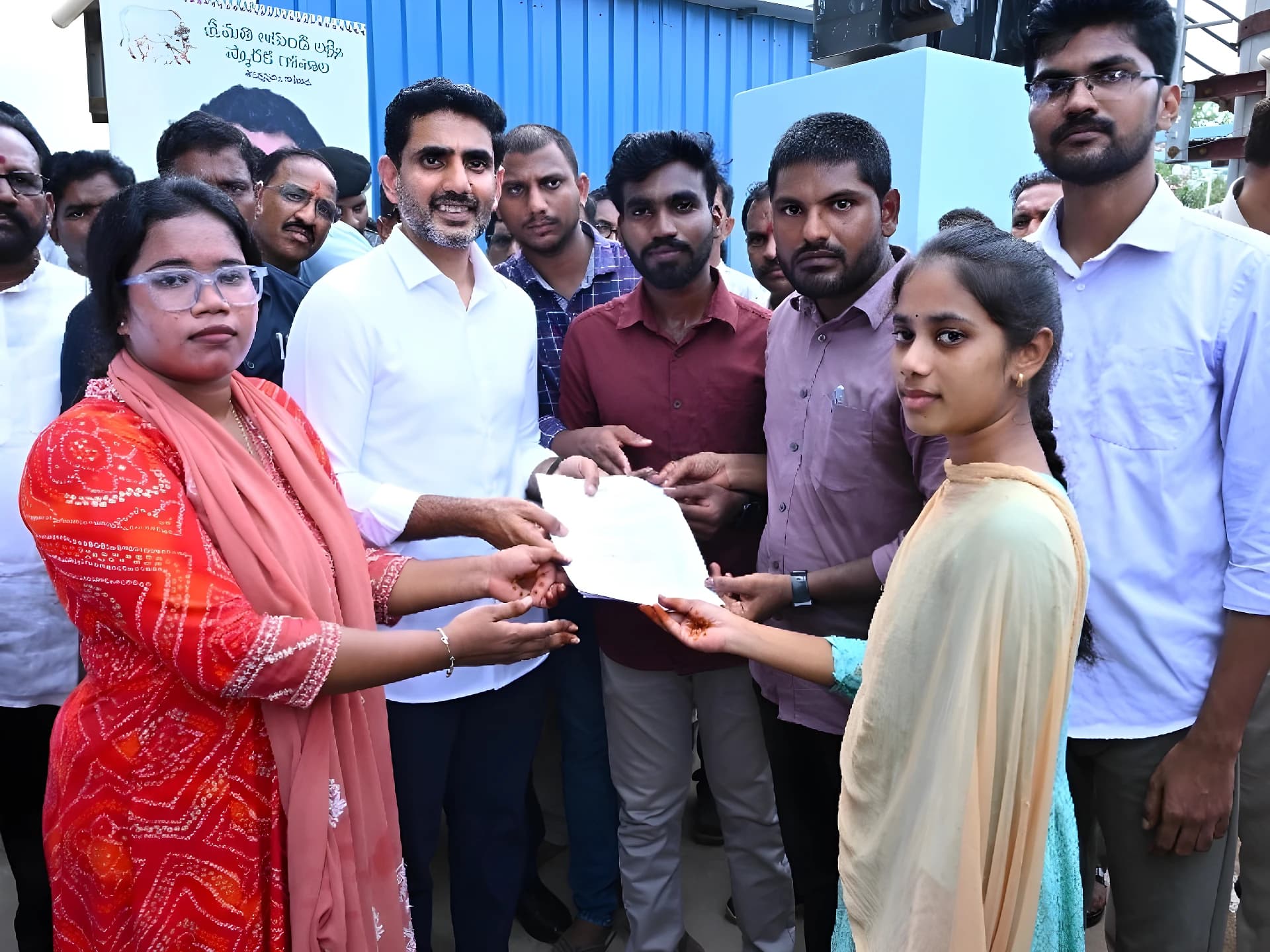 మంత్రి లోకేష్ను కోరిన నిరుద్యోగులు