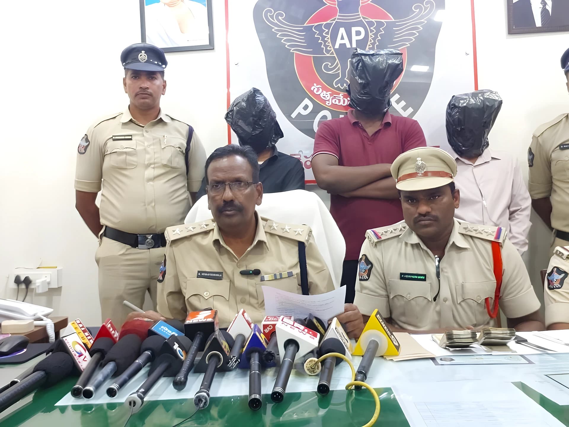 సాఫ్ట్వేర్ ఎంప్లాయ్ డబ్బులు దోచుకున్న నిందితుల అరెస్ట్
