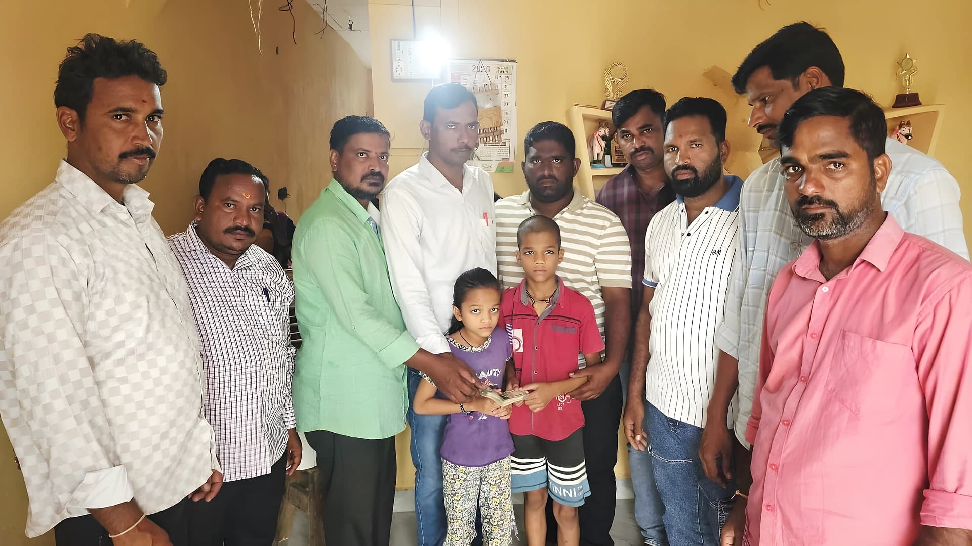 మిత్రుని కుటుంబానికి ఆర్థిక సహాయం