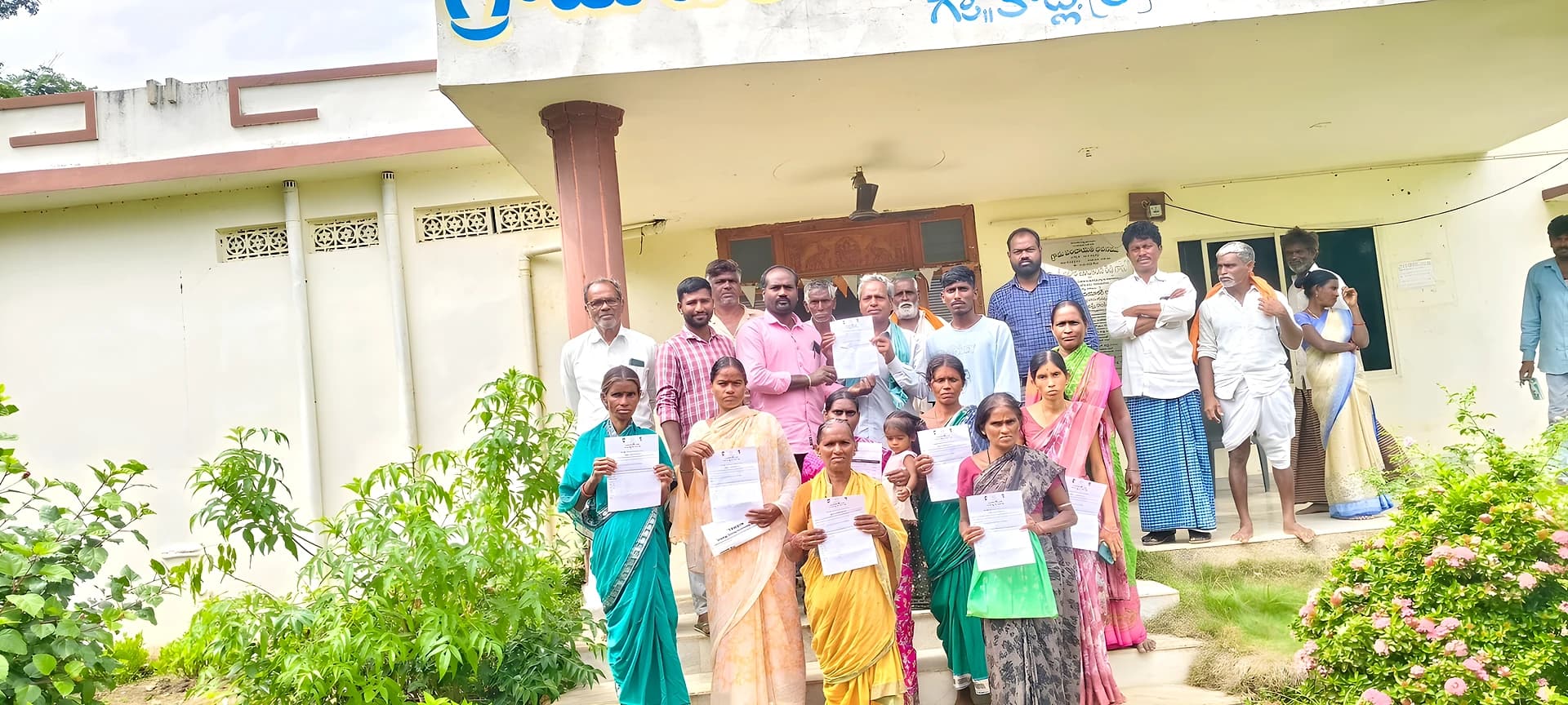ఇళ్ల మంజూరు పత్రాల పంపిణీ