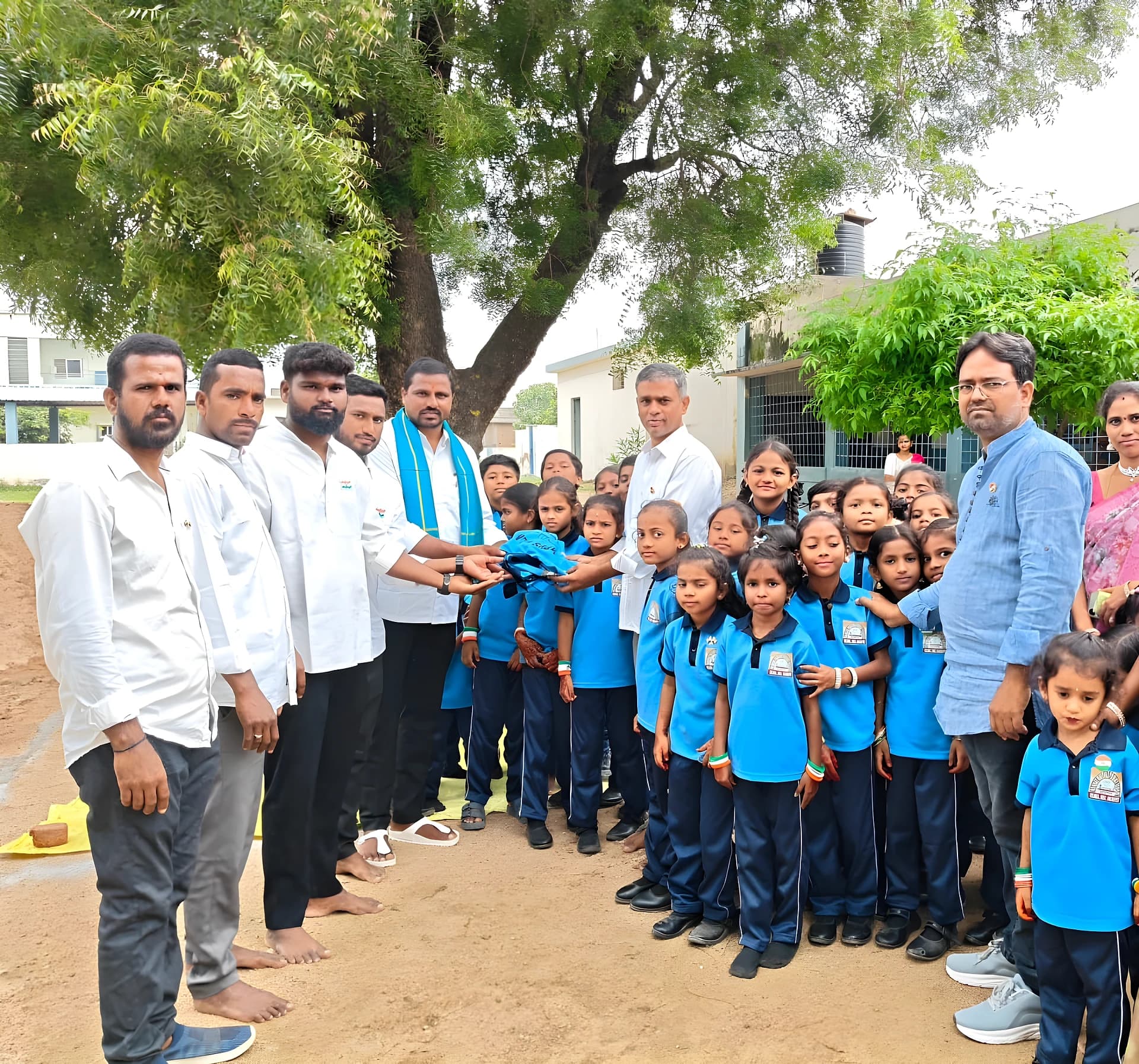 స్కూల్కు స్పోర్ట్స్ యూనిఫాం అందజేత