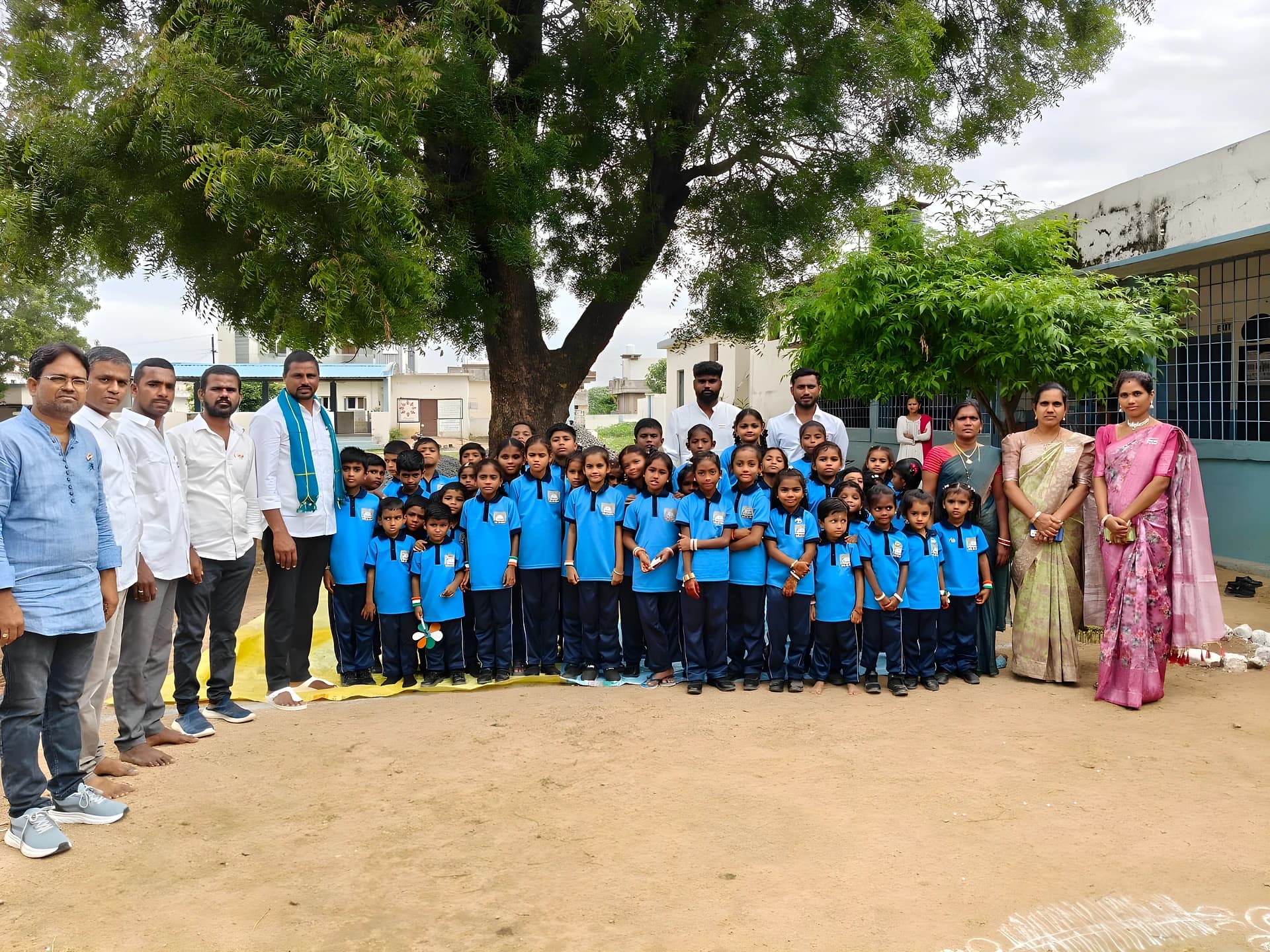 స్కూల్కు స్పోర్ట్స్ యూనిఫాం అందజేత