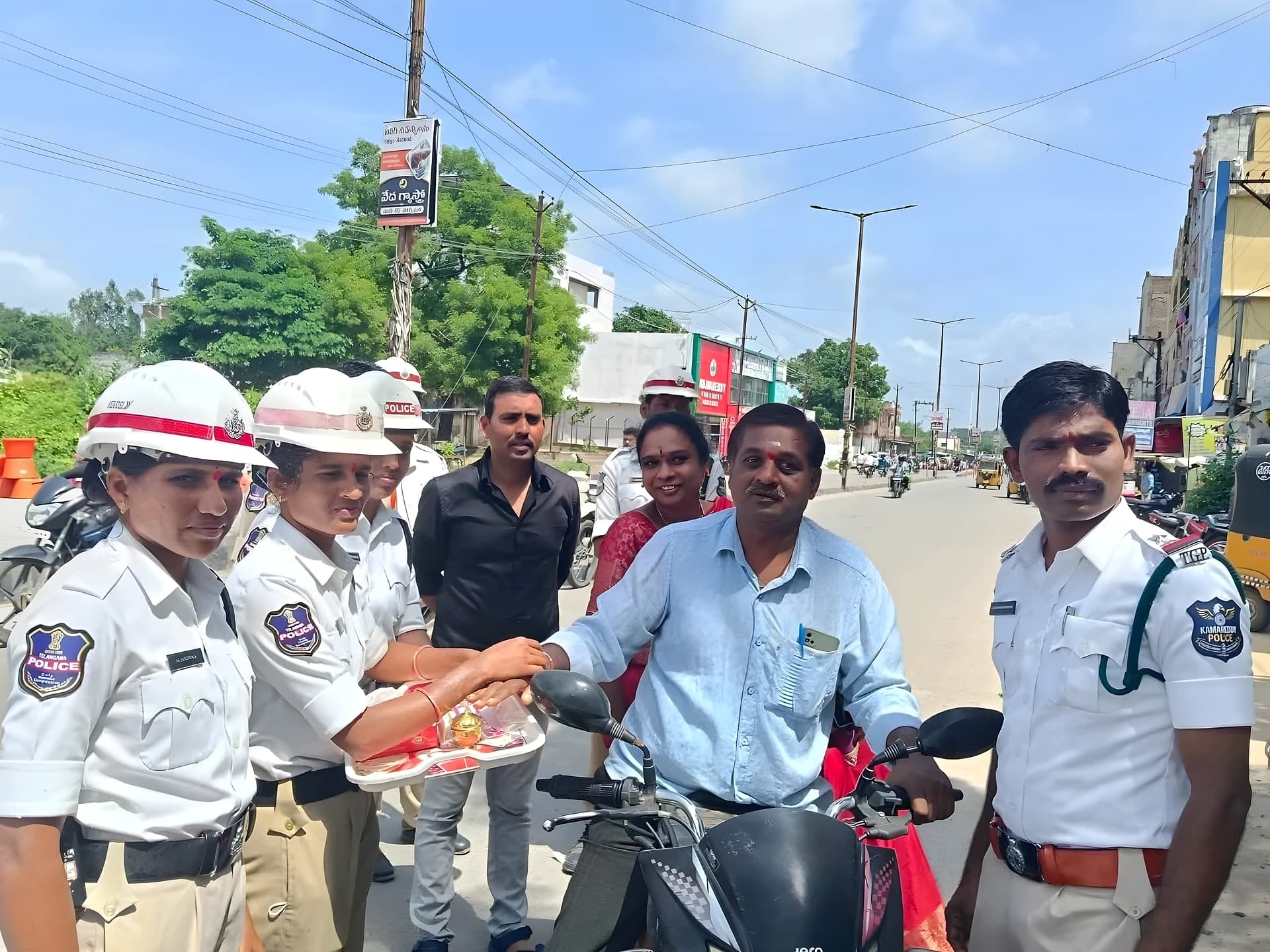 రాఖీ కట్టి రోడ్డు భద్రతపై అవగాహన