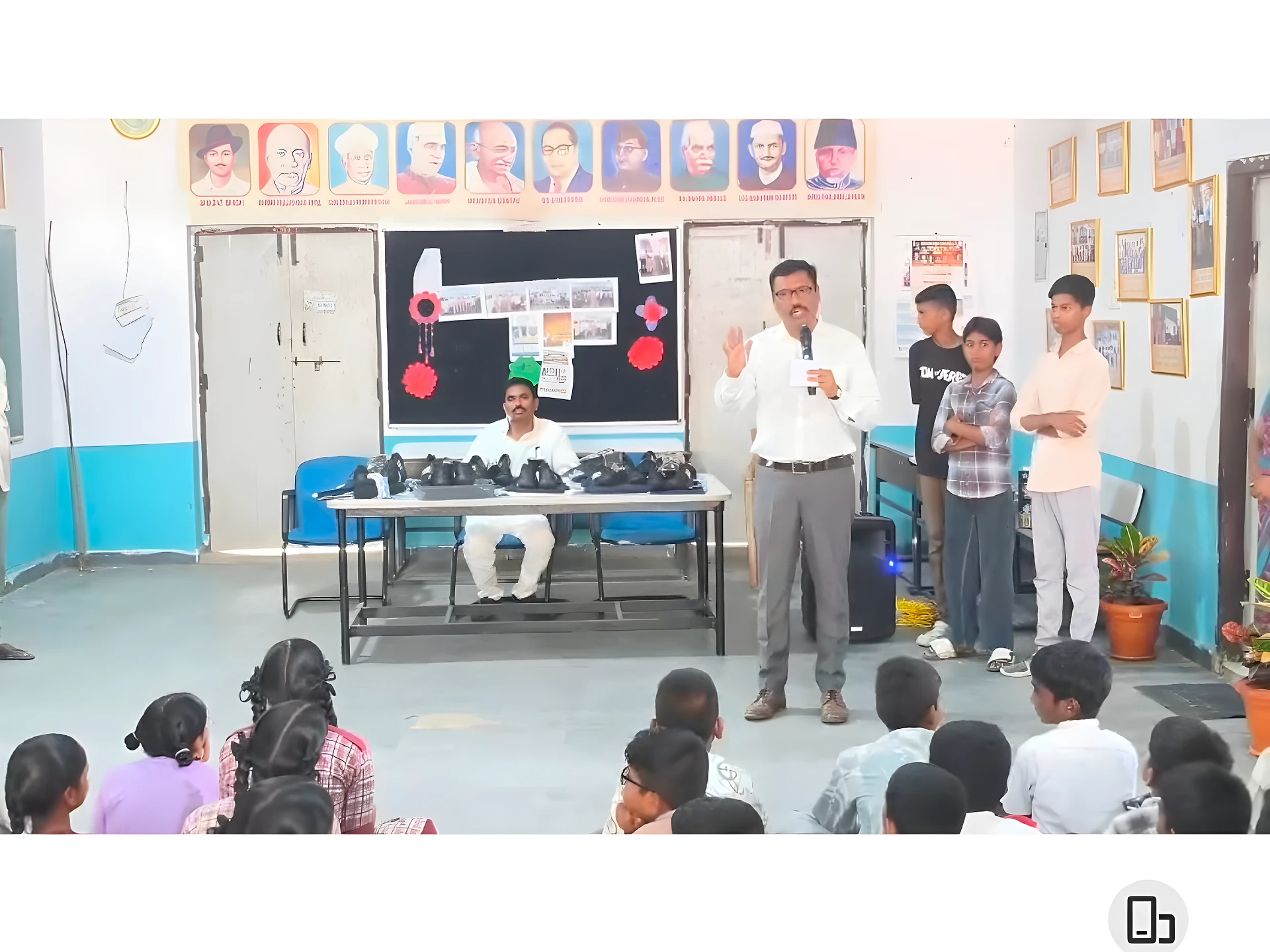చదువులో ప్రతిభ చూపితే నగదు ప్రోత్సాహకం