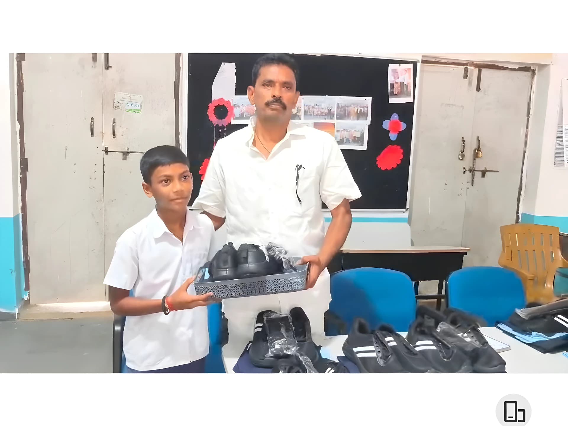 చదువులో ప్రతిభ చూపితే నగదు ప్రోత్సాహకం