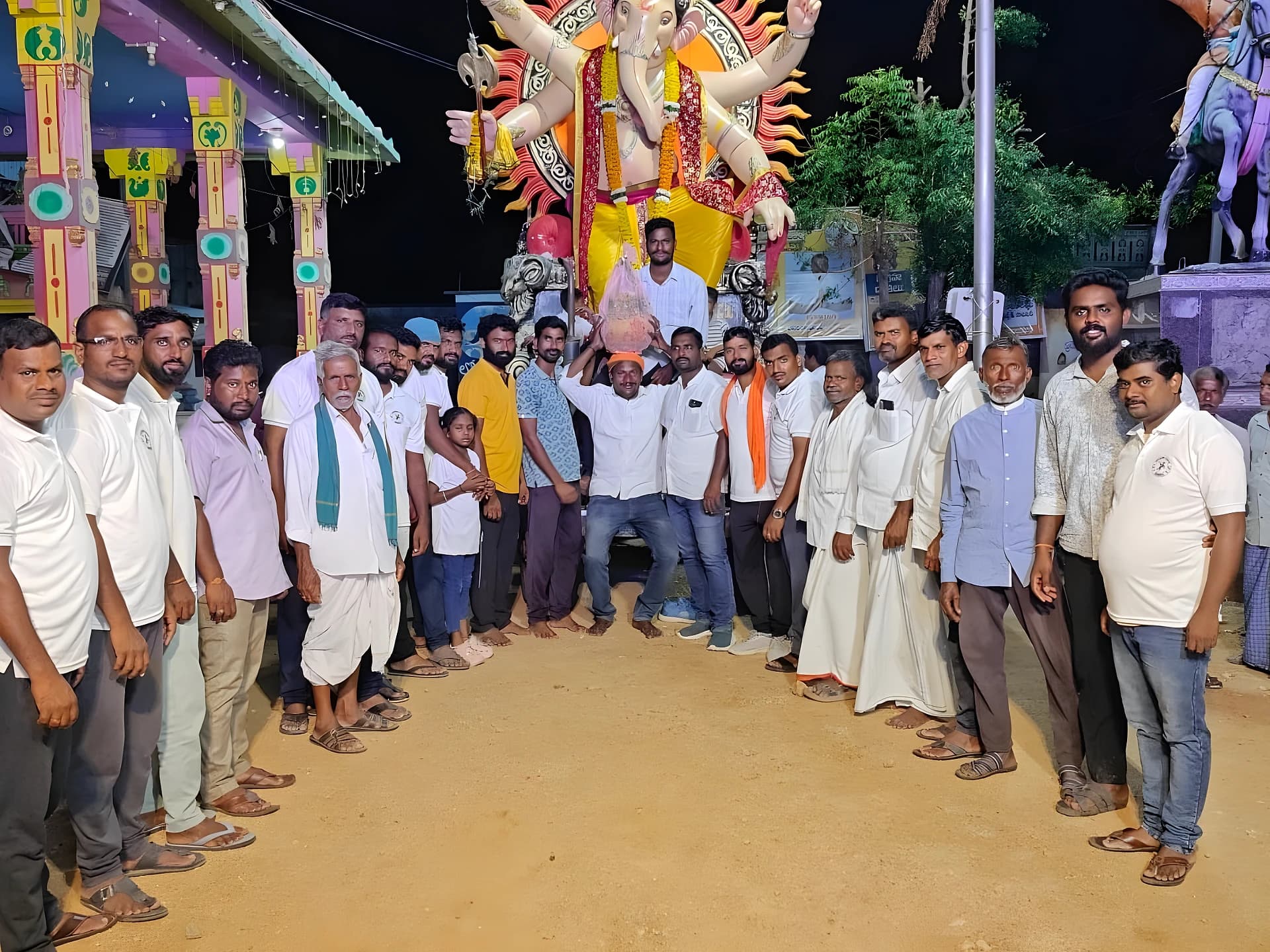 పాతూరులో లడ్డూ వేలం.. రూ.24,500!