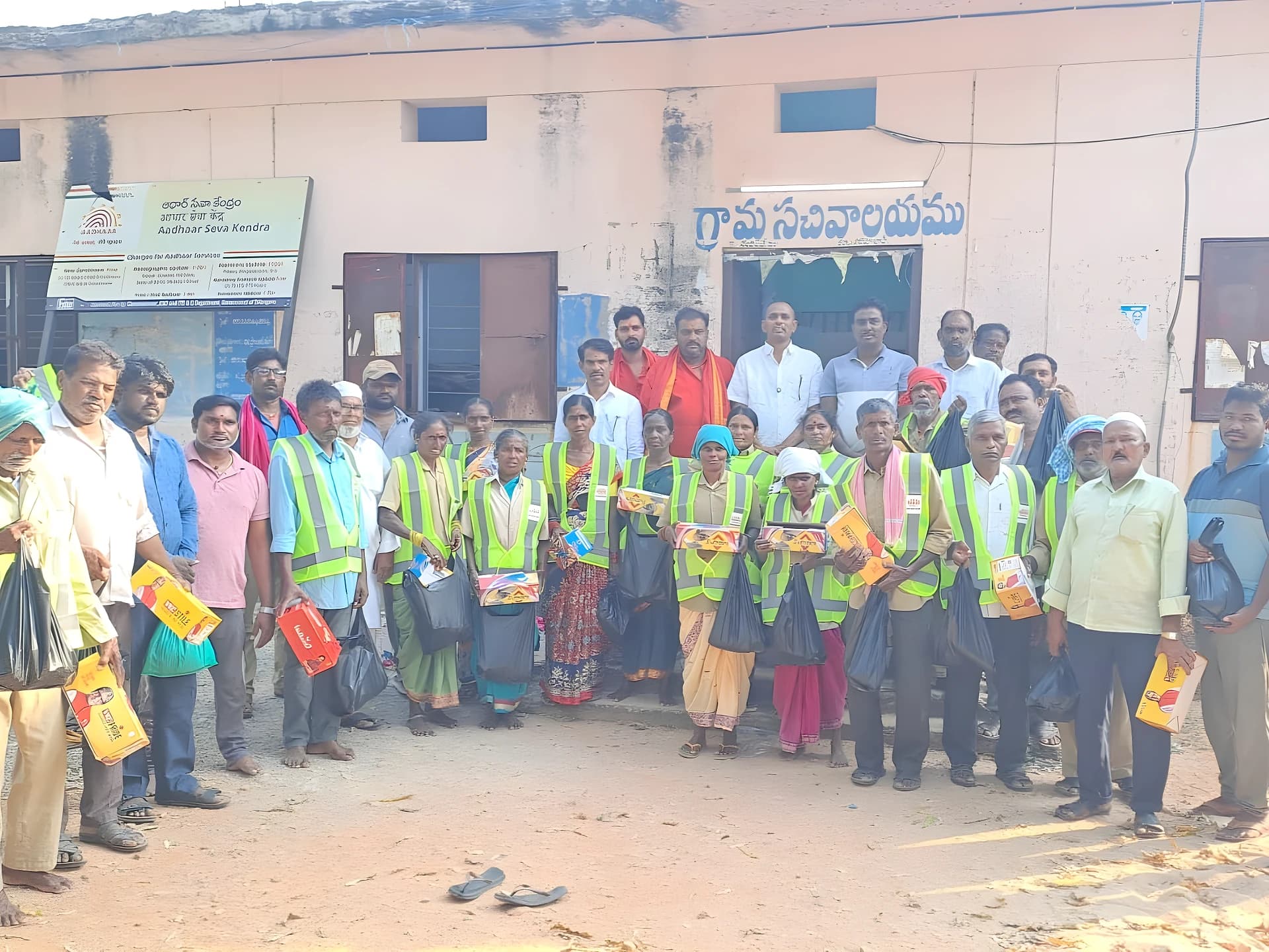 నందిపేట్లో పంచాయతీ సిబ్బందికి దసరా కానుకలు