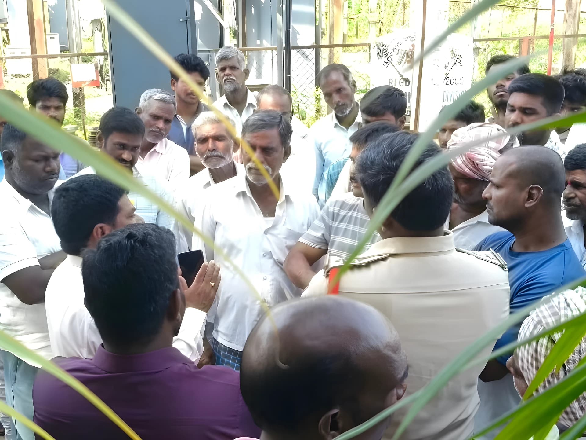 రామాయంపేట సబ్స్టేషన్ ఎదుట రైతులు ఆందోళన