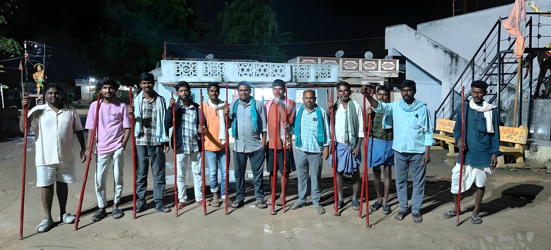 దొంగల భయానికి చెక్.. గ్రామస్థులే రాత్రి సైనికులు