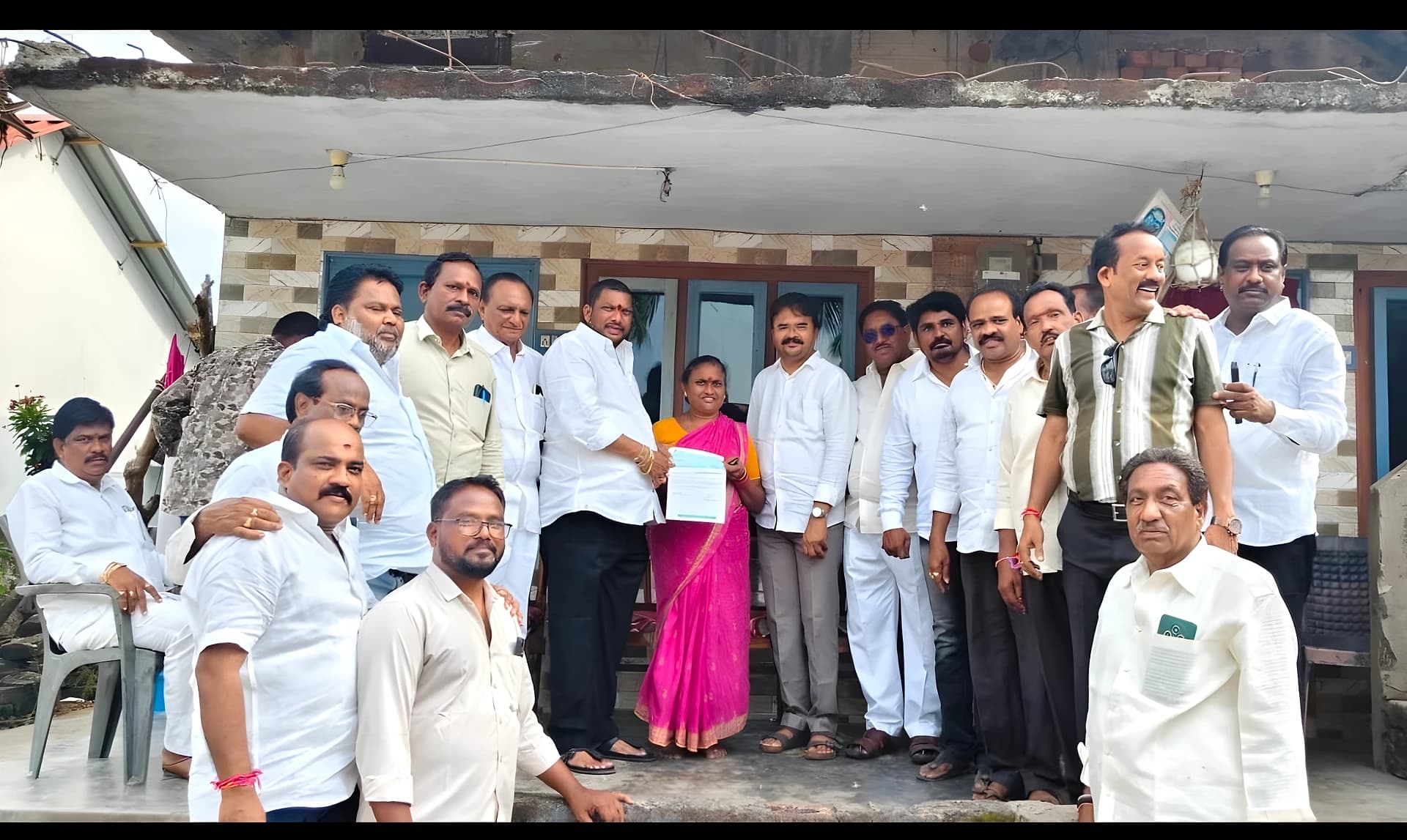 బైక్పై ఇంటింటికీ వెళ్లి చెక్కులిచ్చిన టీడీపీ నేత!