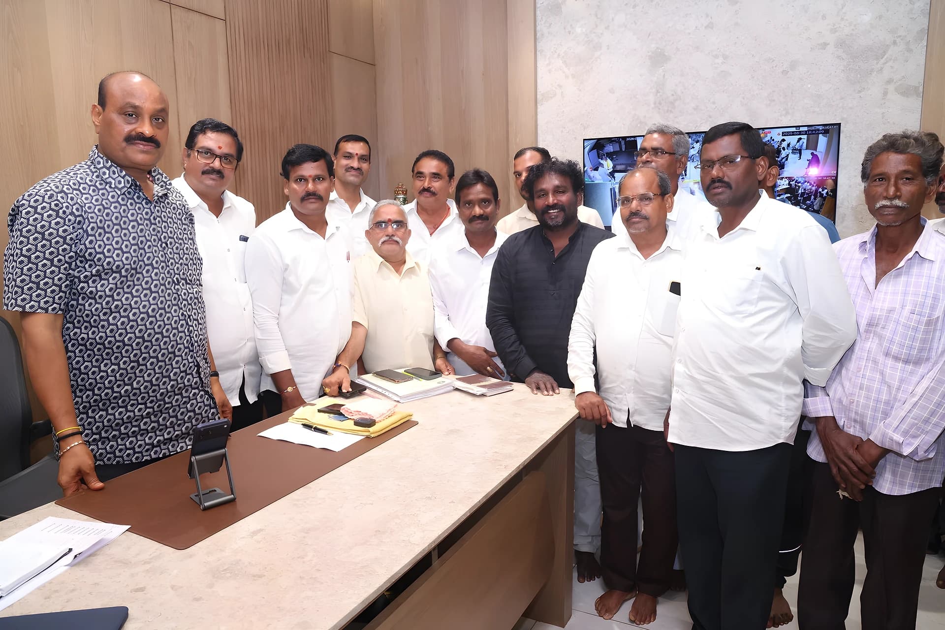 మంత్రిని కలిసిన షుగర్ ఫ్యాక్టరీ పరిరక్షణ సమితి ప్రతినిధులు