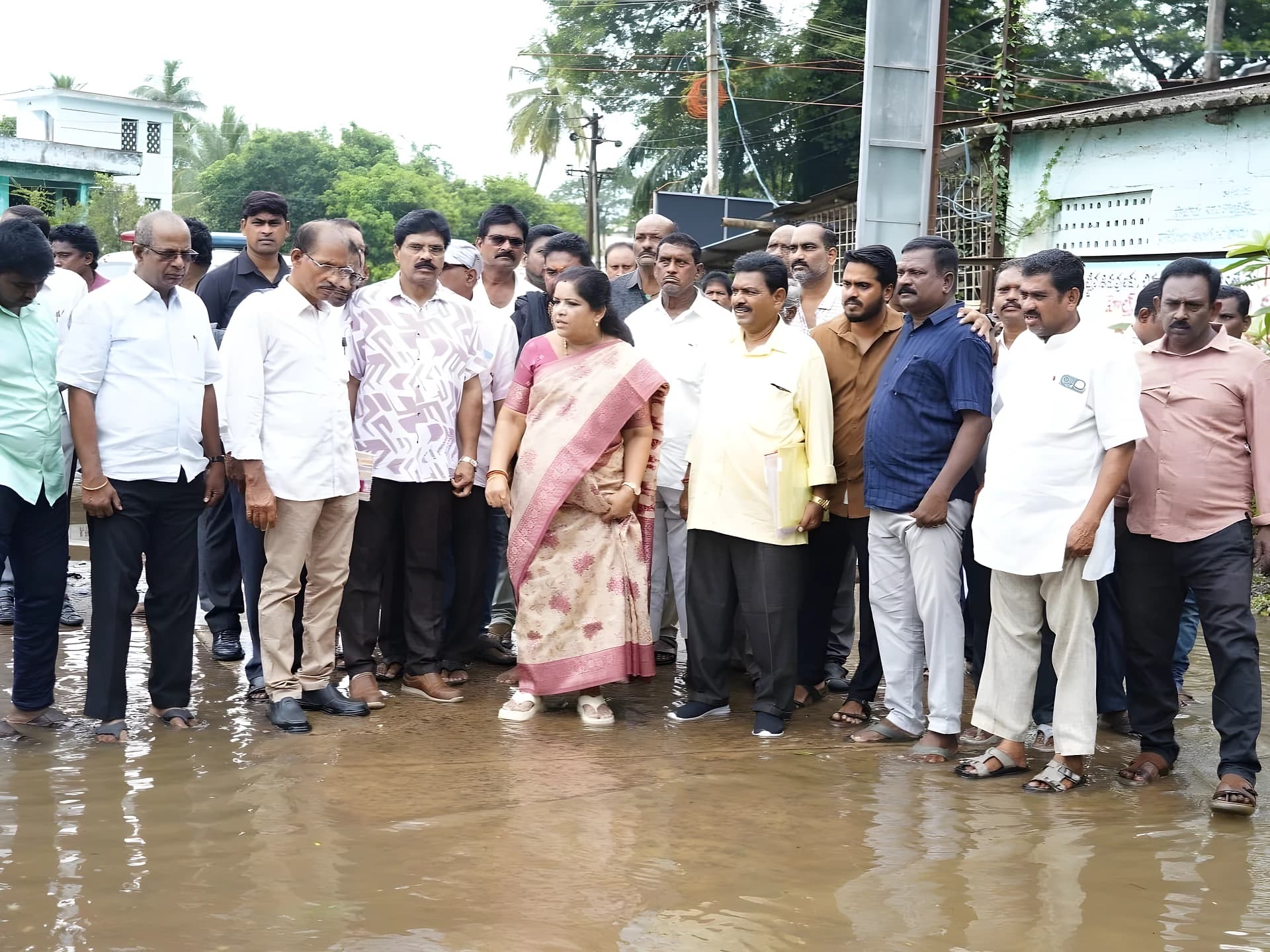 సాలూరు ఆర్టీసీ కాంప్లెక్స్ను పరిశీలించిన మంత్రి