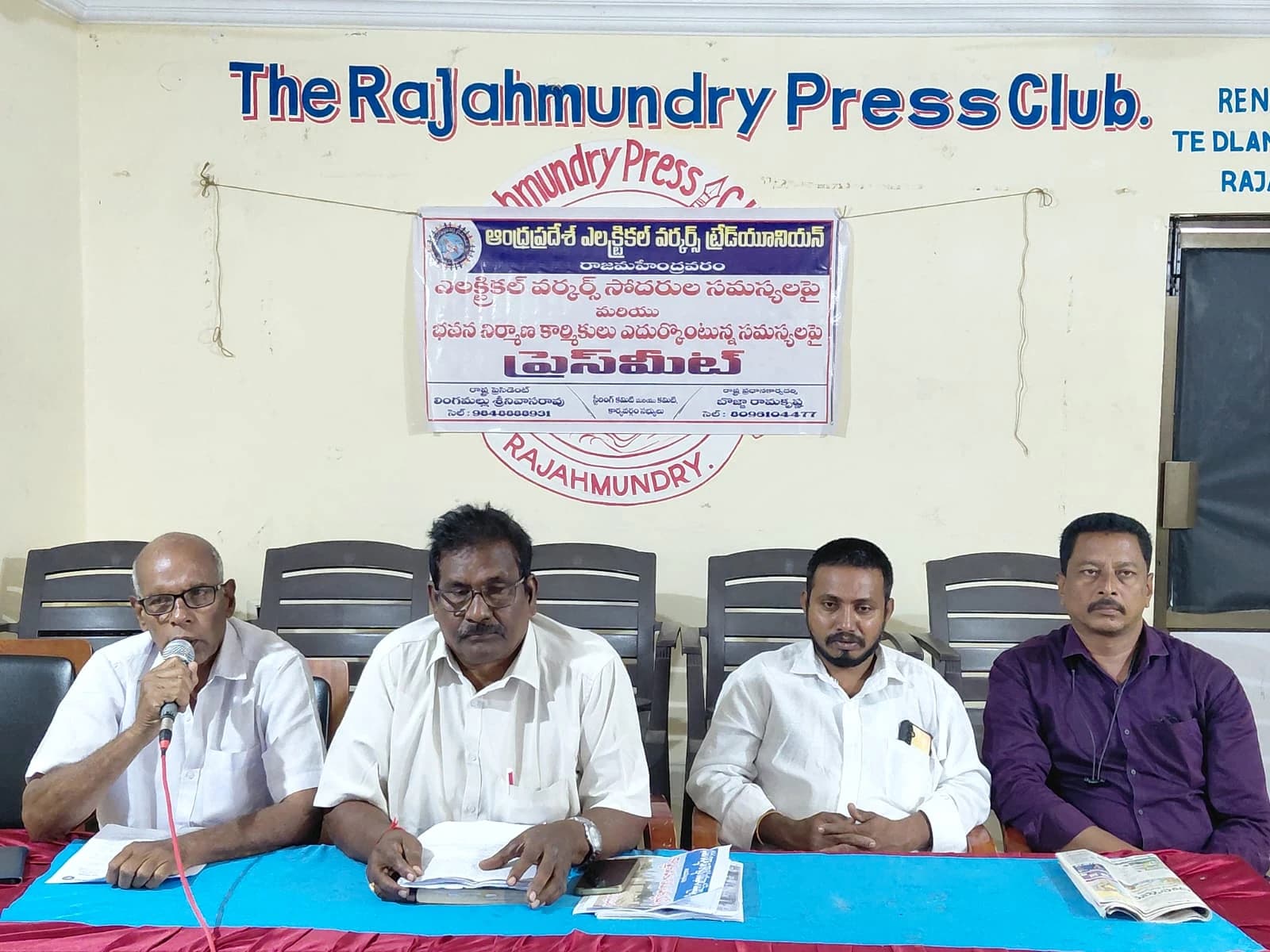కార్మికుల సమస్యలను పరిష్కరించాలి