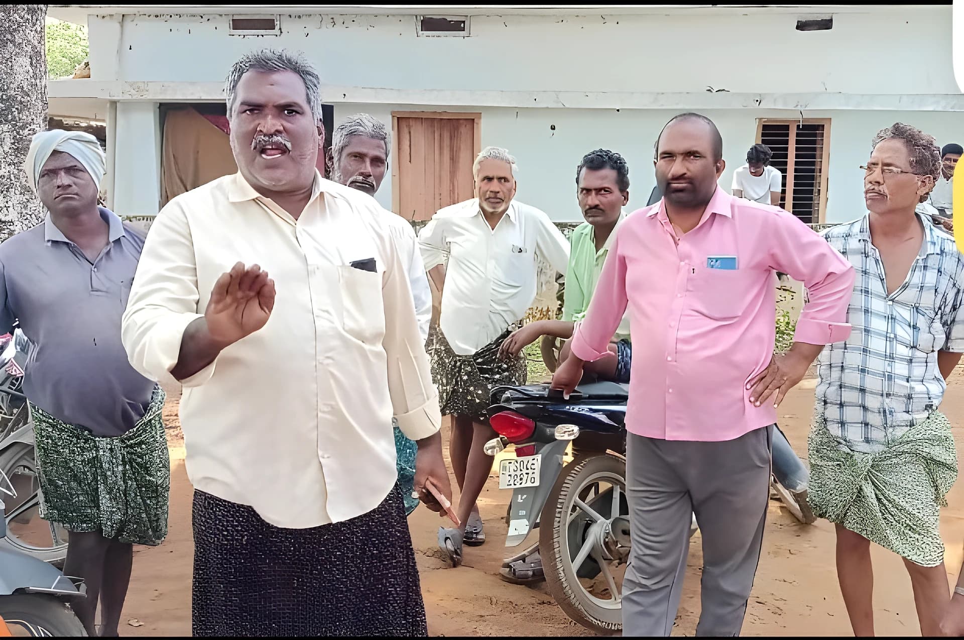 నల్లబజారుకు యూరియా తరలింపు ఆపాలంటూ ధర్నా