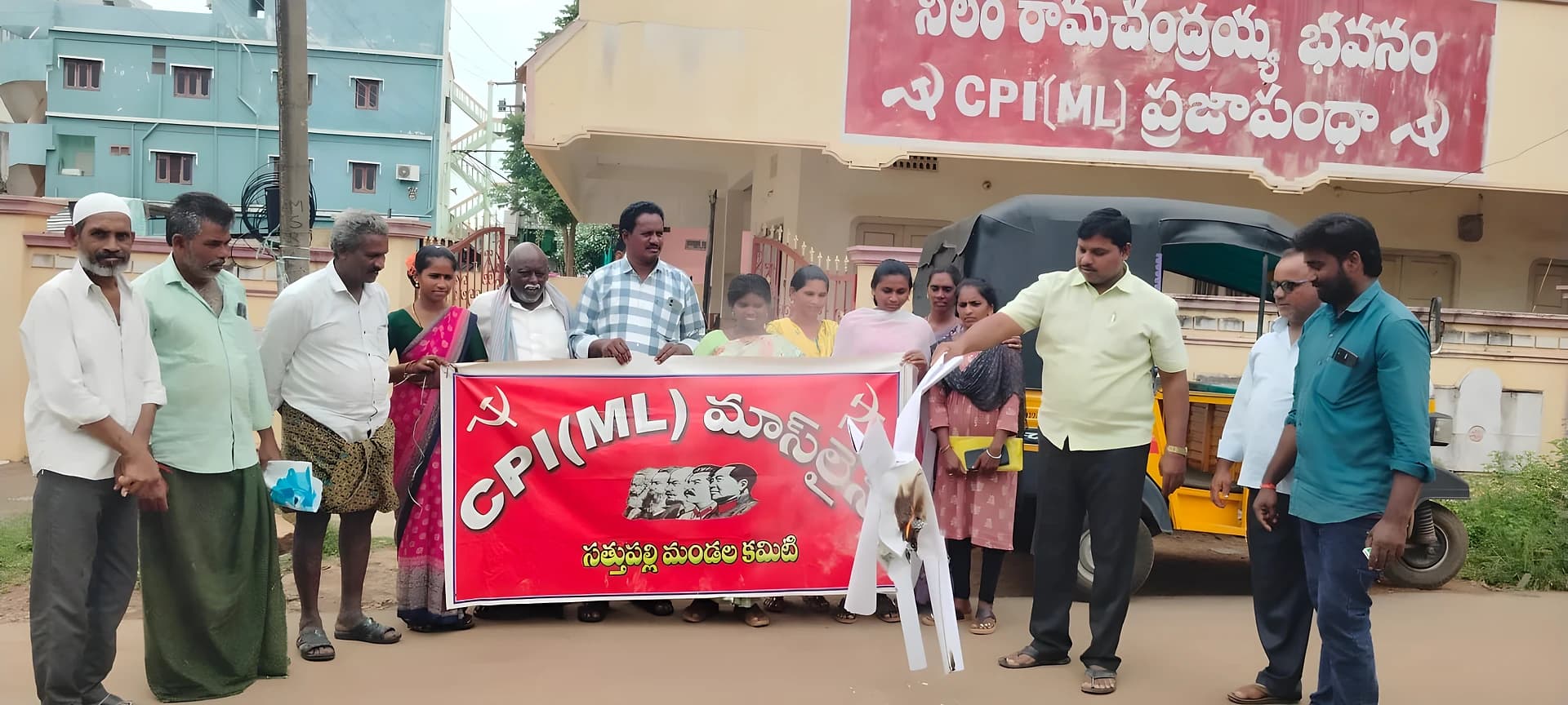 పెరిగిన ధరలు తగ్గించాలి.. సత్తుపల్లిలో ఆందోళన