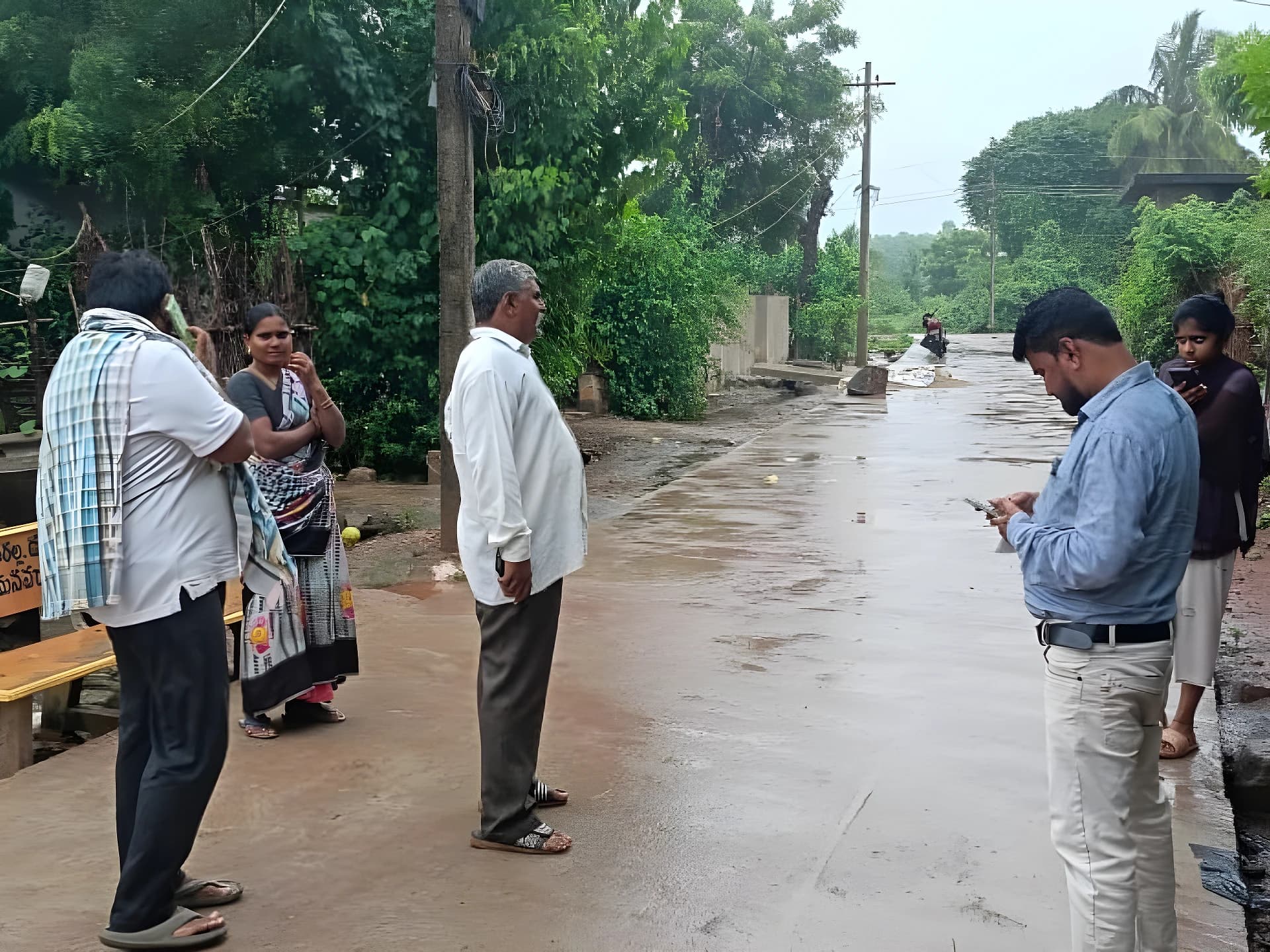వర్షంలోనూ పింఛన్ల పరిశీలన.. MPDO సైతం!