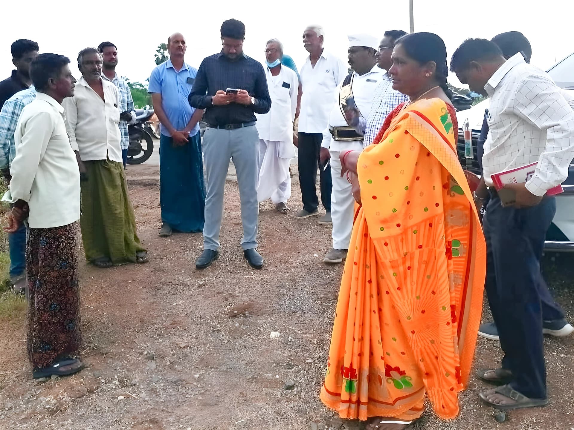 నీటిని ఫ్రీగా ఇవ్వాలని సబ్ కలెక్టర్ ఆర్డర్