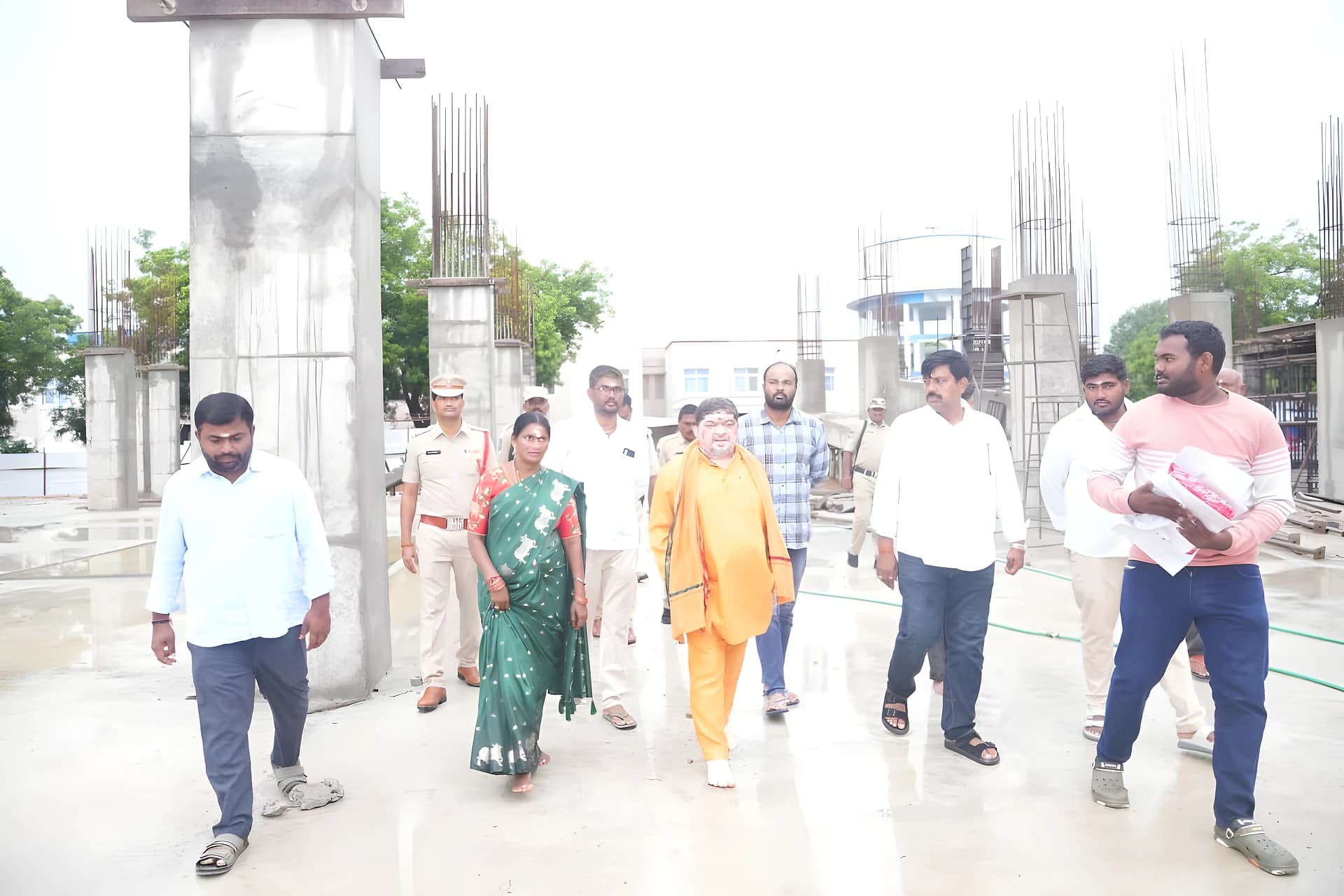 ఆసుపత్రి పనుల్లో స్పీడు పెంచండి : మంత్రి పొన్నం