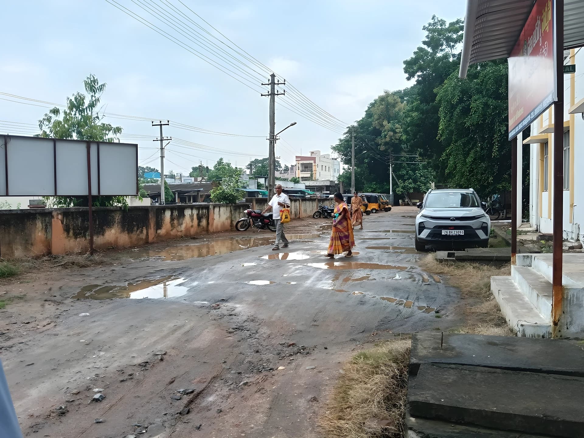 బురదతో నిండిన గవర్నమెంట్ హాస్పిటల్