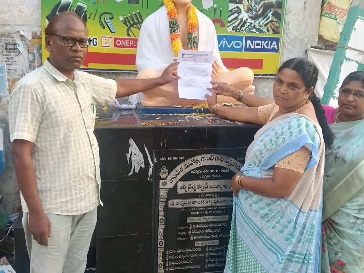 అంగన్వాడీల నిరసన.. గాంధీ విగ్రహానికి వినతి