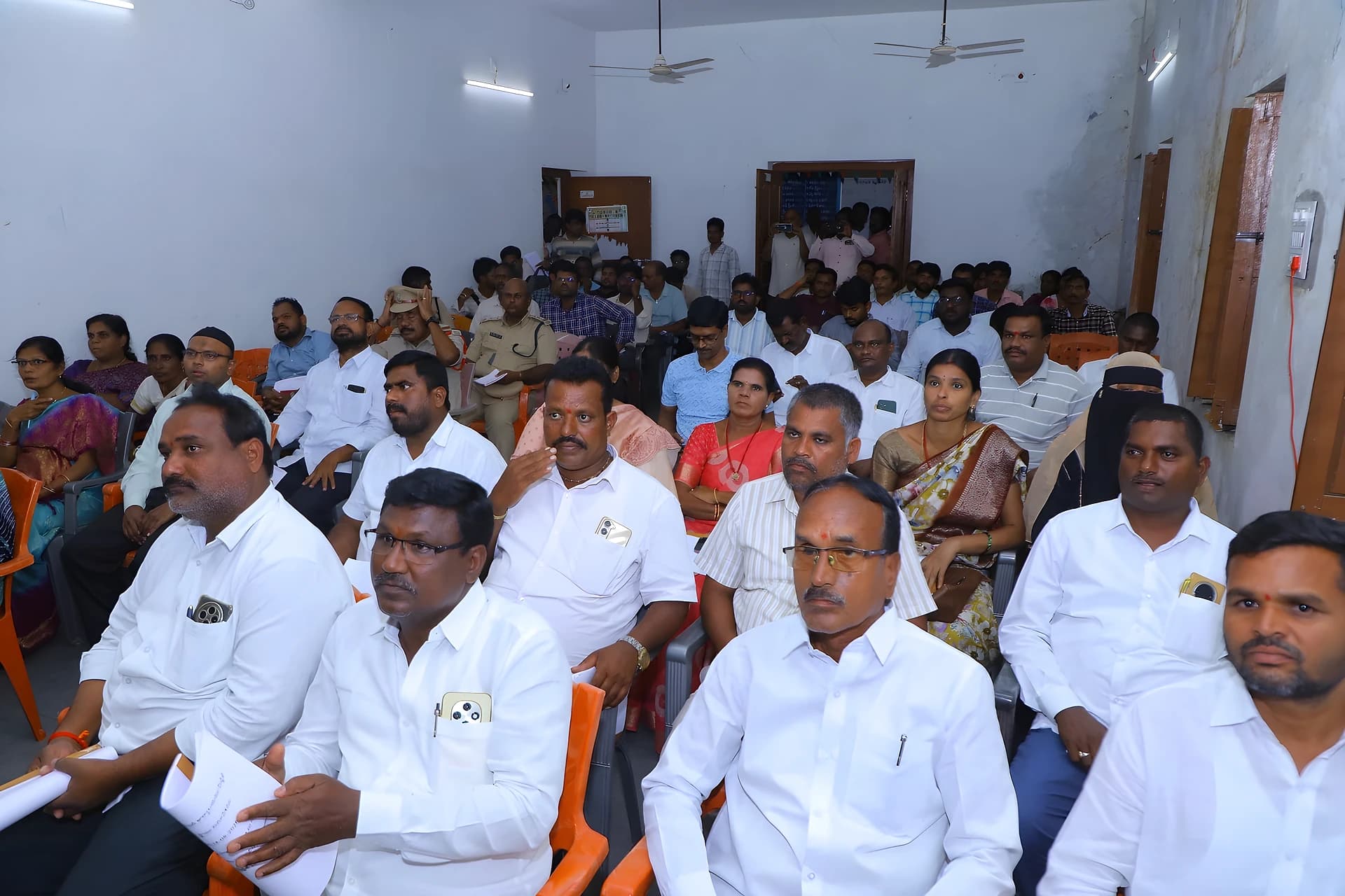 పథకాలు అర్హులందరికీ అందాలి : అనిరుద్ రెడ్డి