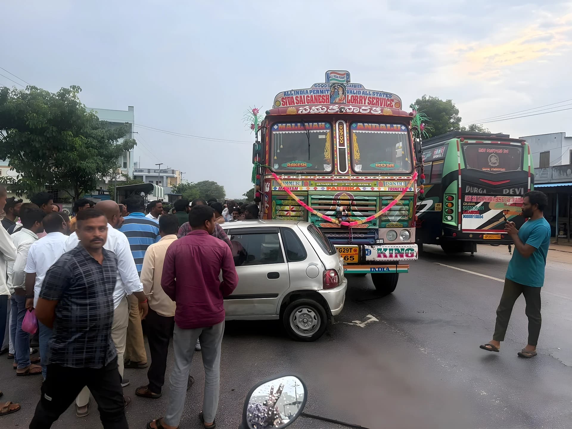 యూటర్న్ తీసుకుంటుండగా లారీ ఢీ.. గాయాలు!