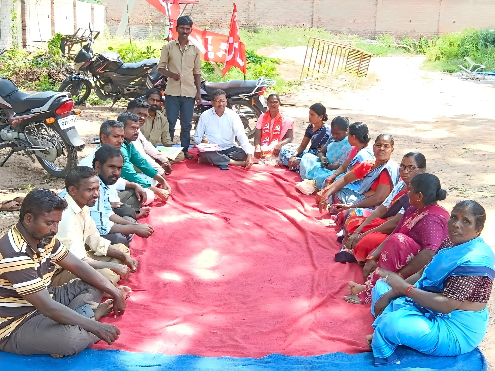 కాంట్రాక్ట్ వర్కర్లకు 30వేల మినిమం వేజ్...