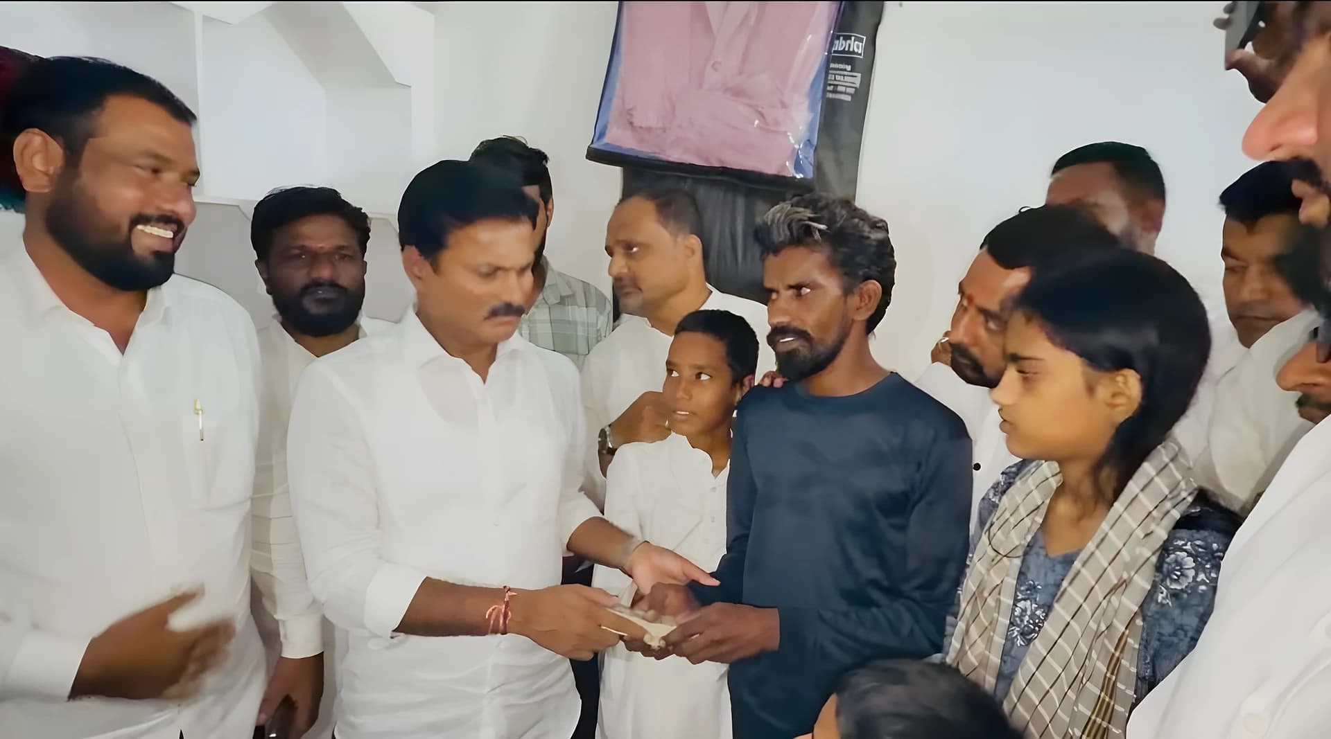 విద్యార్థిని అలీనా కుటుంబానికి ఎమ్మెల్యే పరామర్శ