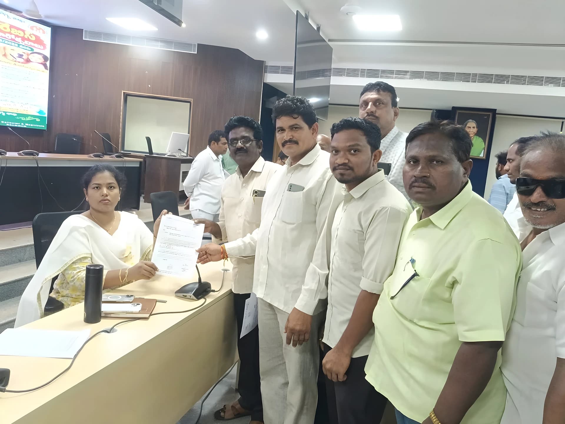 సుబ్లేడు విలేజ్కి బస్సు కావాలి