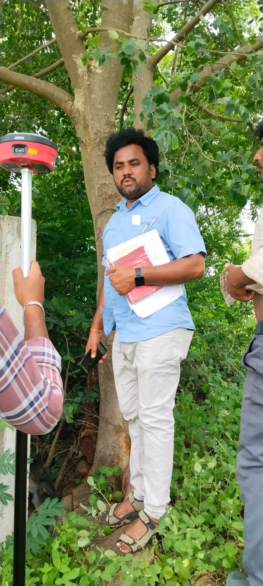రైతులు లేని టైంలో స్టే భూముల్లో రీ-సర్వే