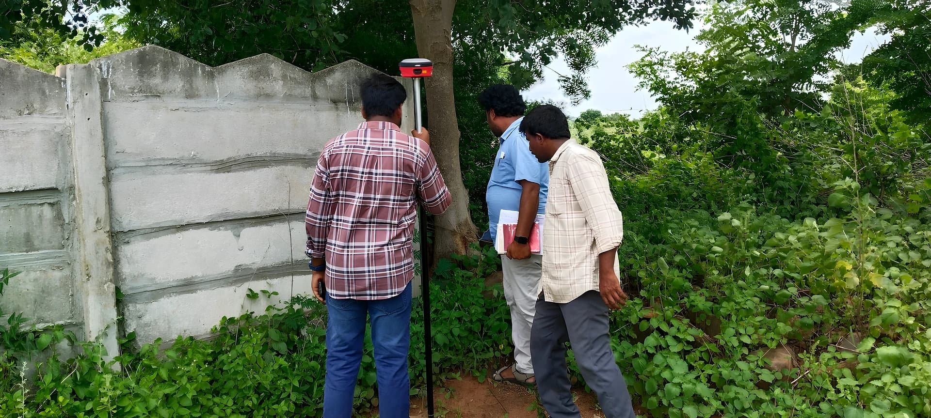 రైతులు లేని టైంలో స్టే భూముల్లో రీ-సర్వే