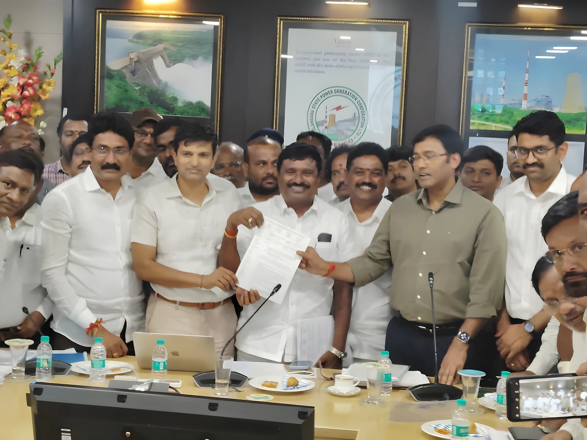 పవర్ JAC vs యాజమాన్యం: 14 డిమాండ్లు.. 2 వారాల గడువు!