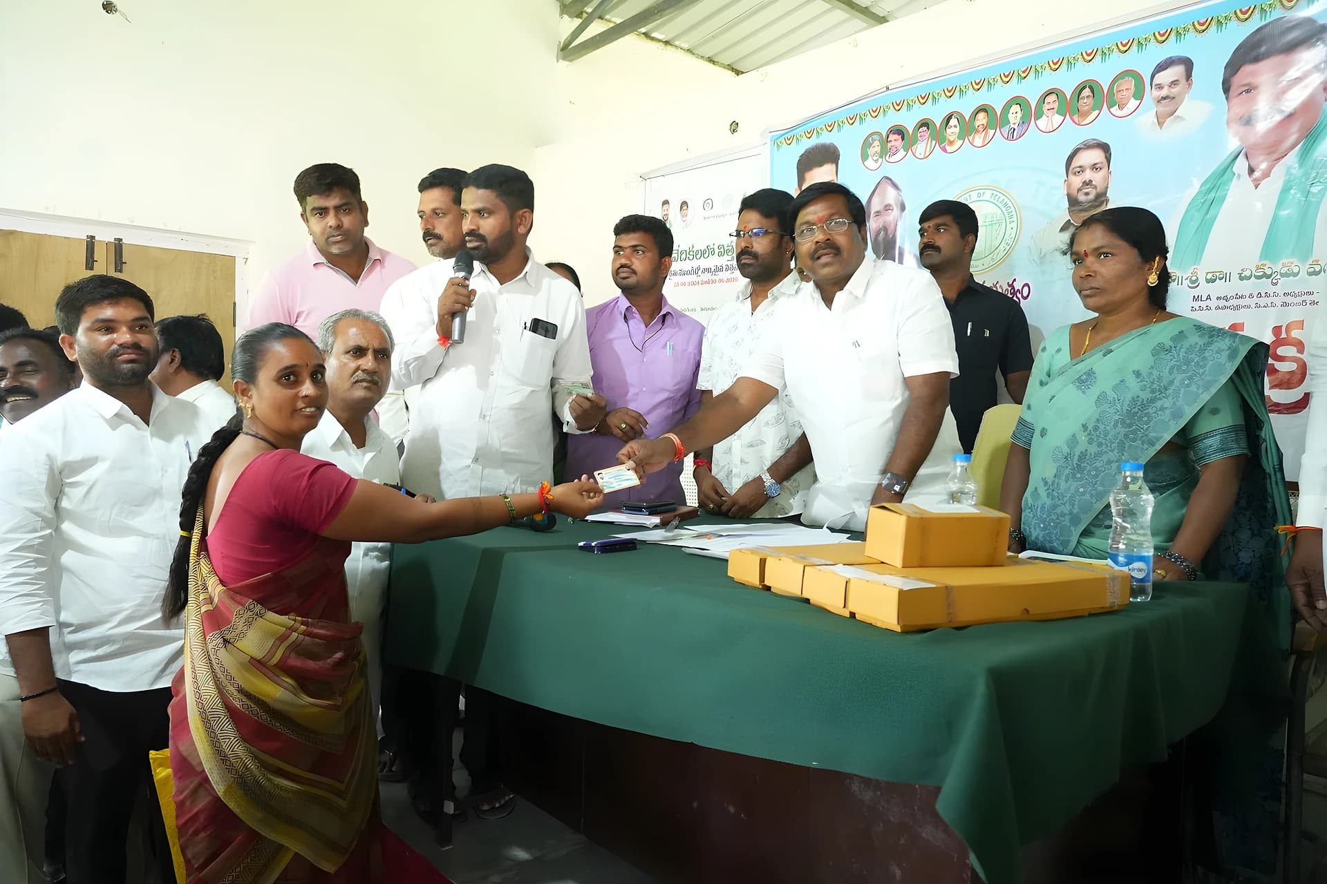 స్మార్ట్ కార్డ్ పంపిణీ.. ఎమ్మెల్యే హామీ!
