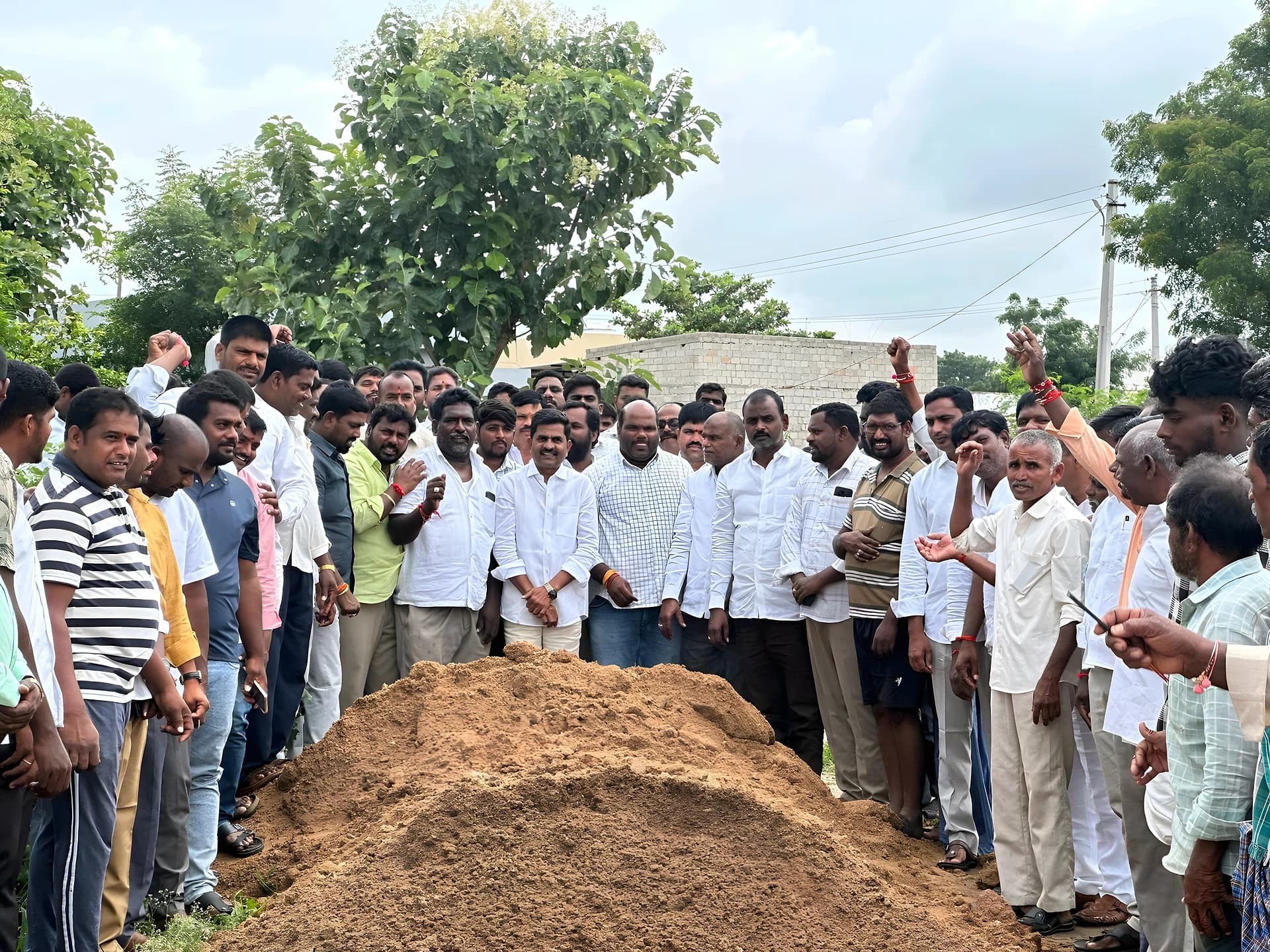 ప్రజల ఇబ్బందులు చూసి సొంత నిధులతో రోడ్డు