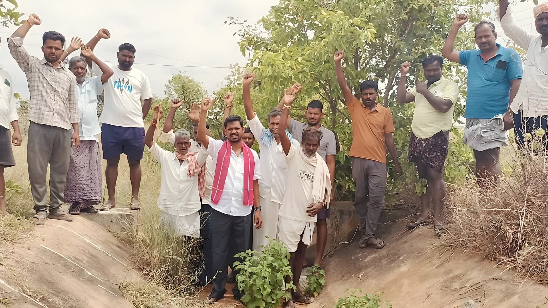 డీ-17 కాల్వకు నీరు బంద్.. రైతుల ఆందోళన