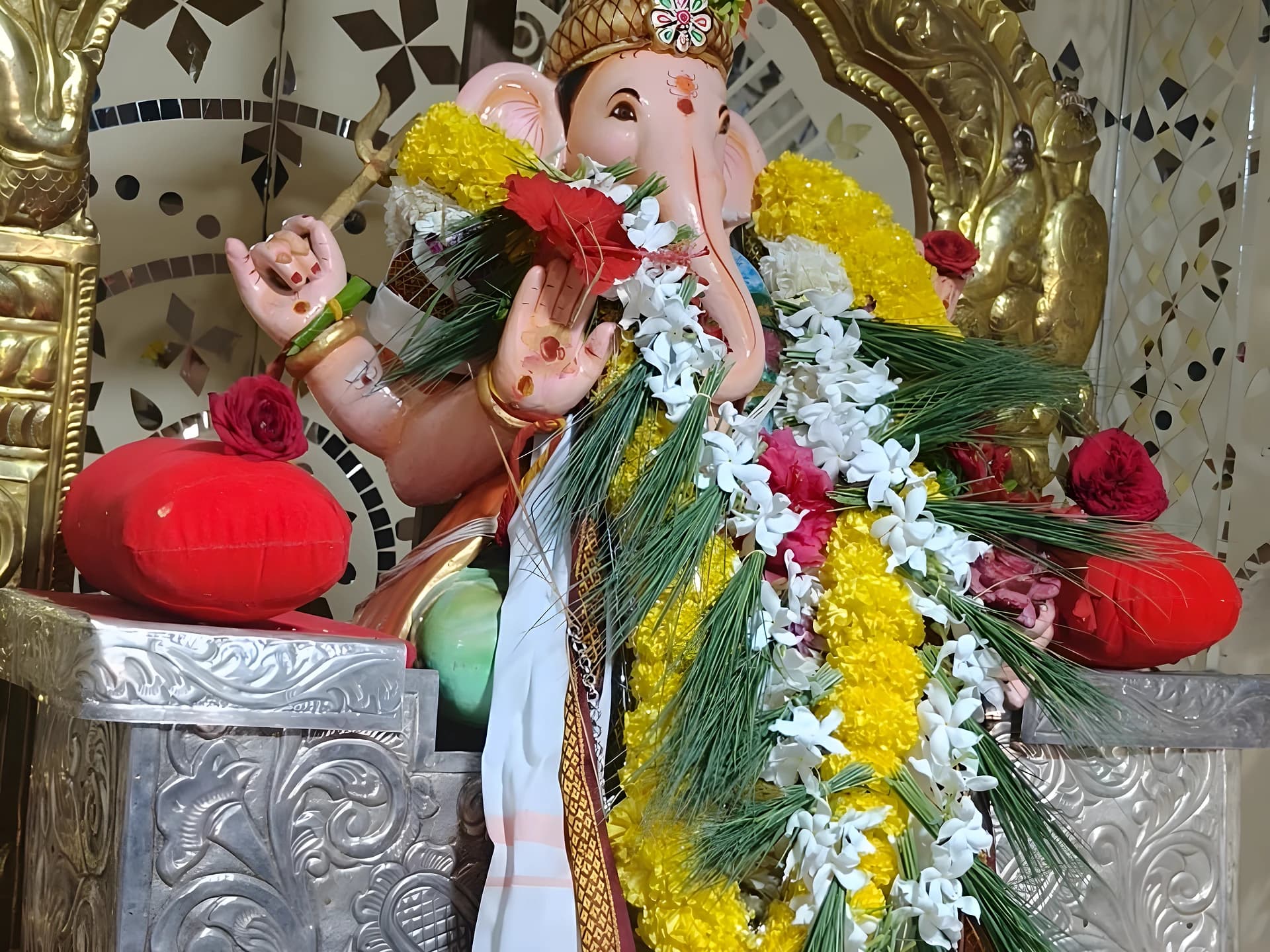 63 ఏళ్లుగా పూజలందుకుంటున్న భోసి కర్ర వినాయకుడు