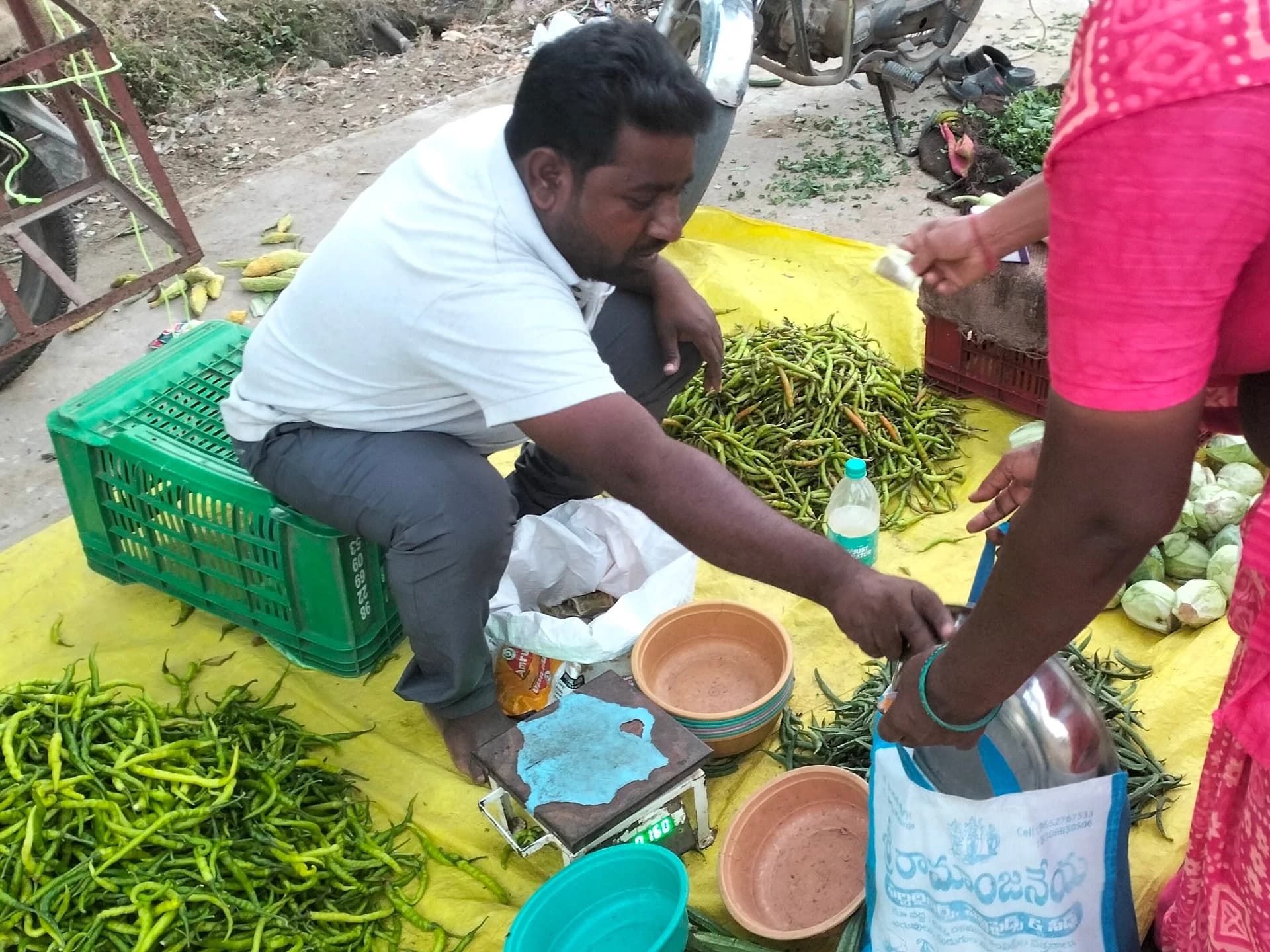 ప్లాస్టిక్ రహిత గ్రామం: సంచులతో సంతకు వచ్చిన జనం