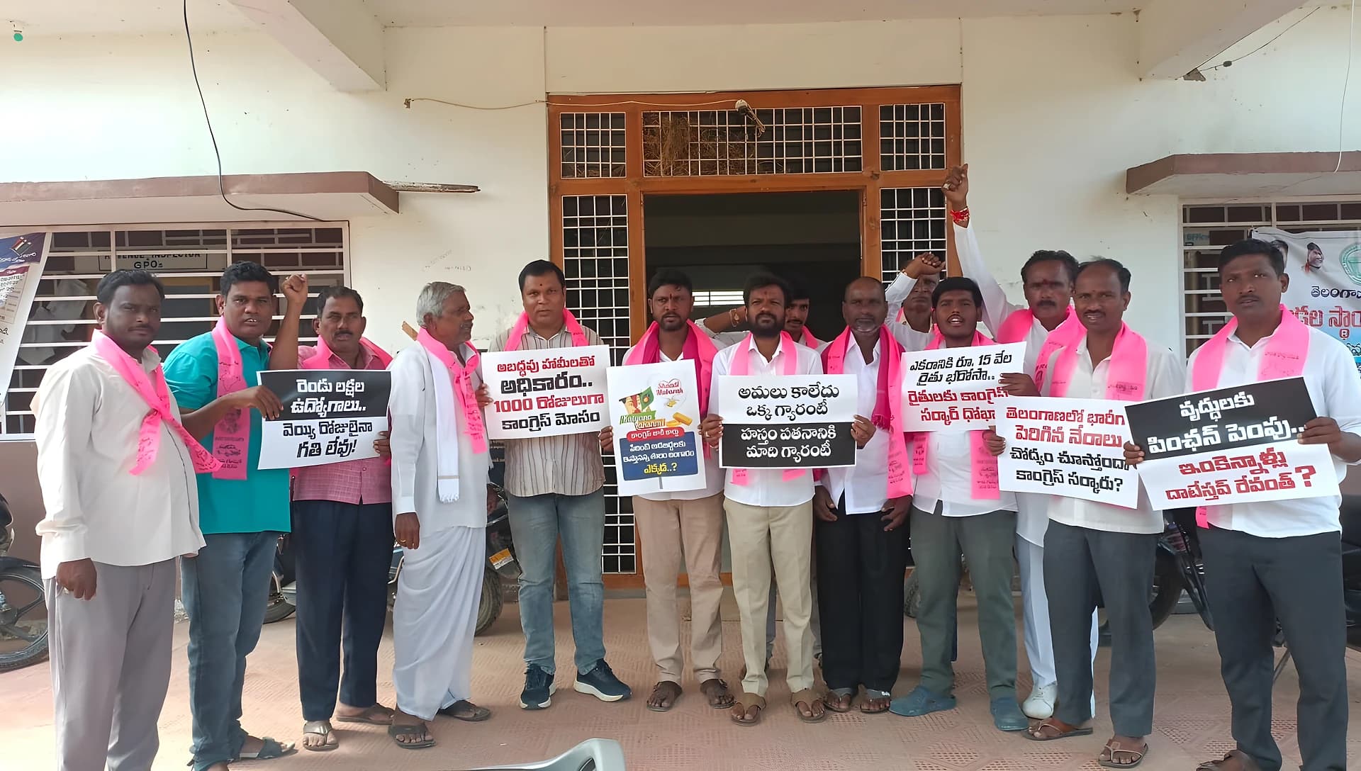 ప్రజావాణిలో BRS నేతల వినతిపత్రం