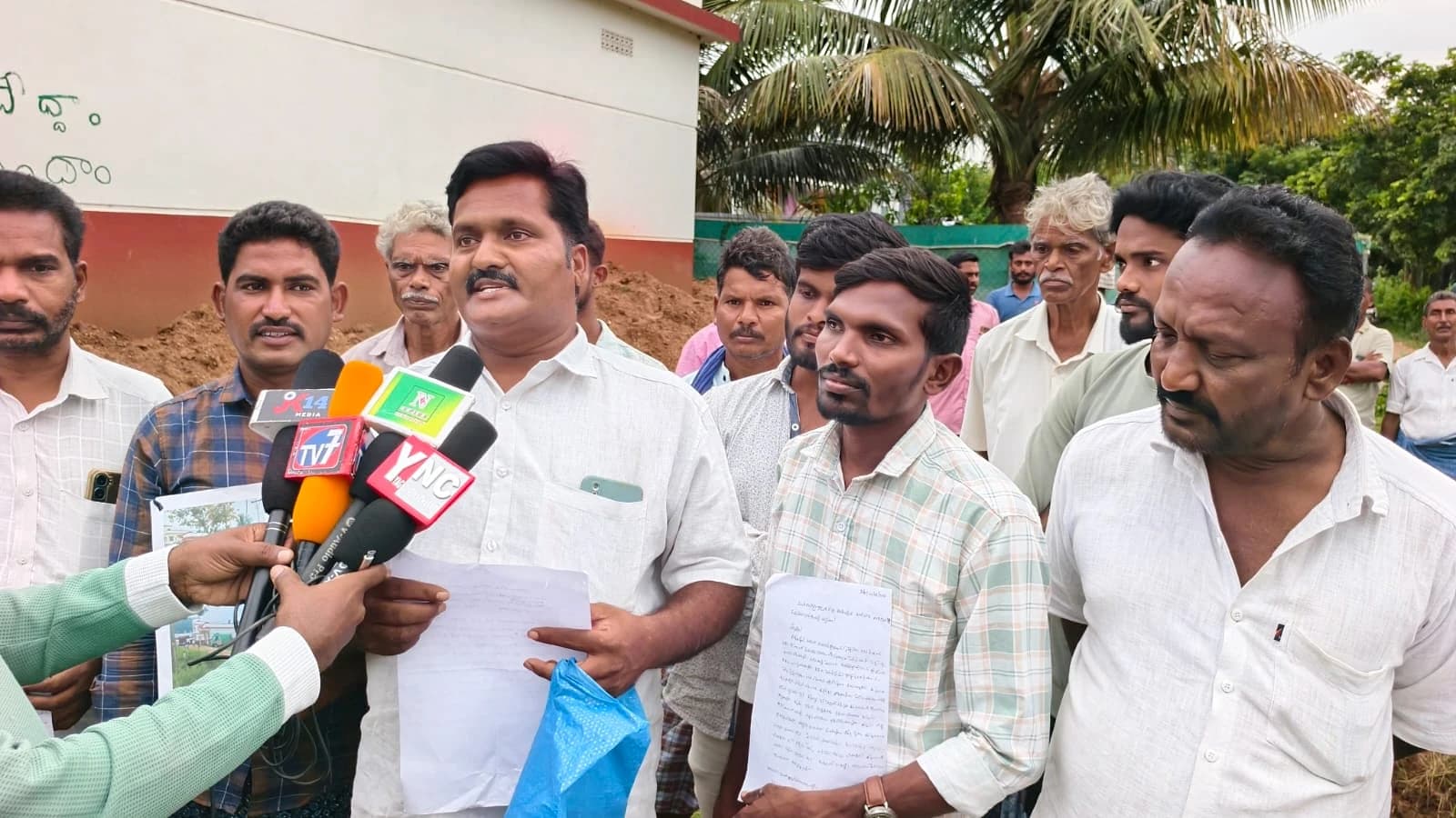 నిర్మాణాలపై అధికారులు చర్యలు తీసుకోవాలి