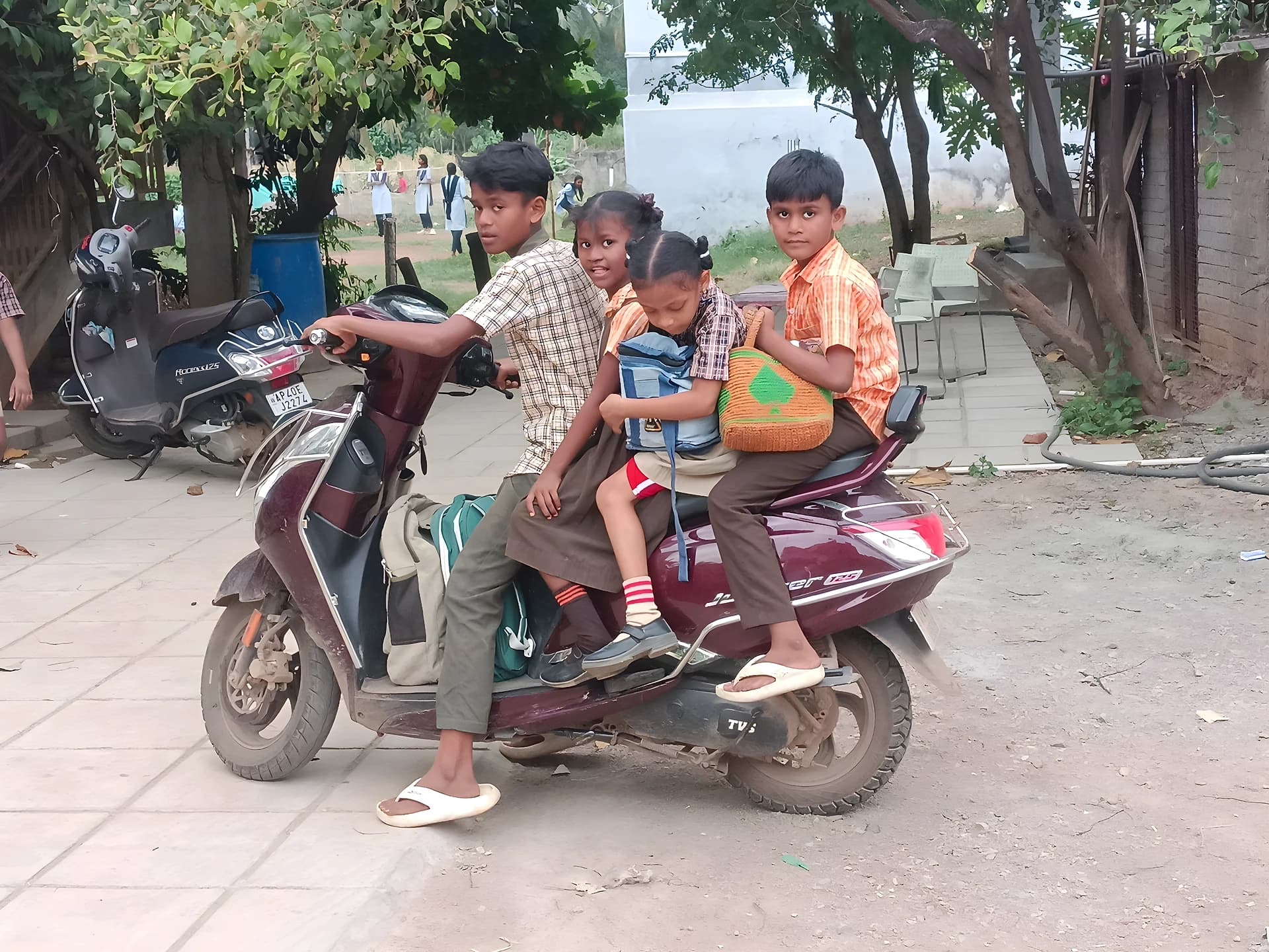 పిల్లల చేతికి వాహనం.. ప్రాణాలకు ప్రమాదం