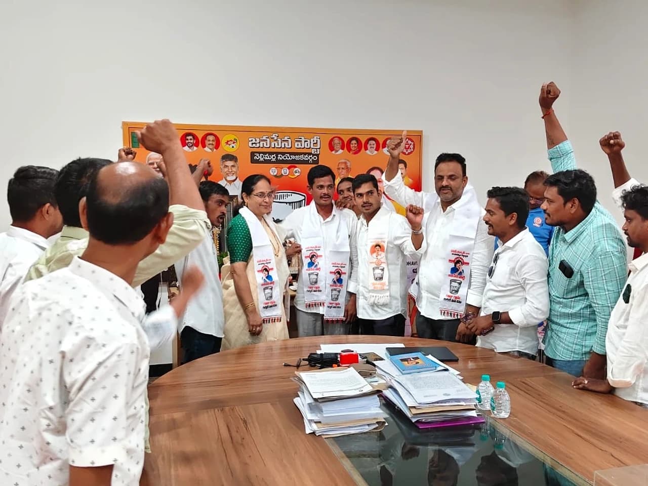 వైసీపీకి షాక్.. జనసేనలో 30 కుటుంబాలు!