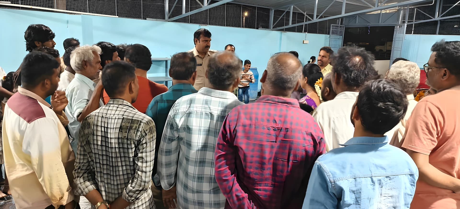 ప్రజల సమస్యలు తెలుసుకున్న పోలీస్ ఇన్స్పెక్టర్