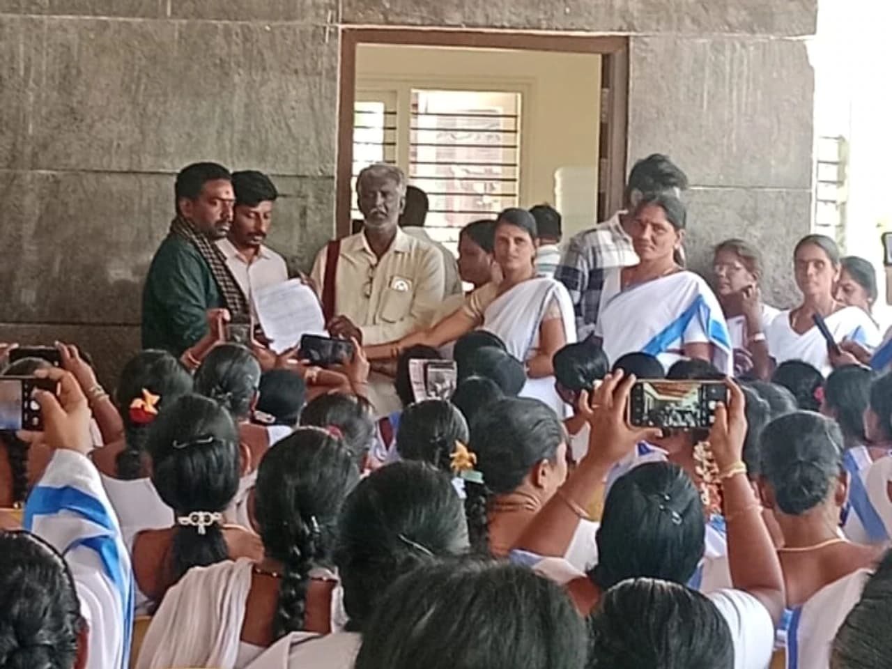 'ఆశా వర్కర్ల సమస్యలు పరిష్కరించాలి'