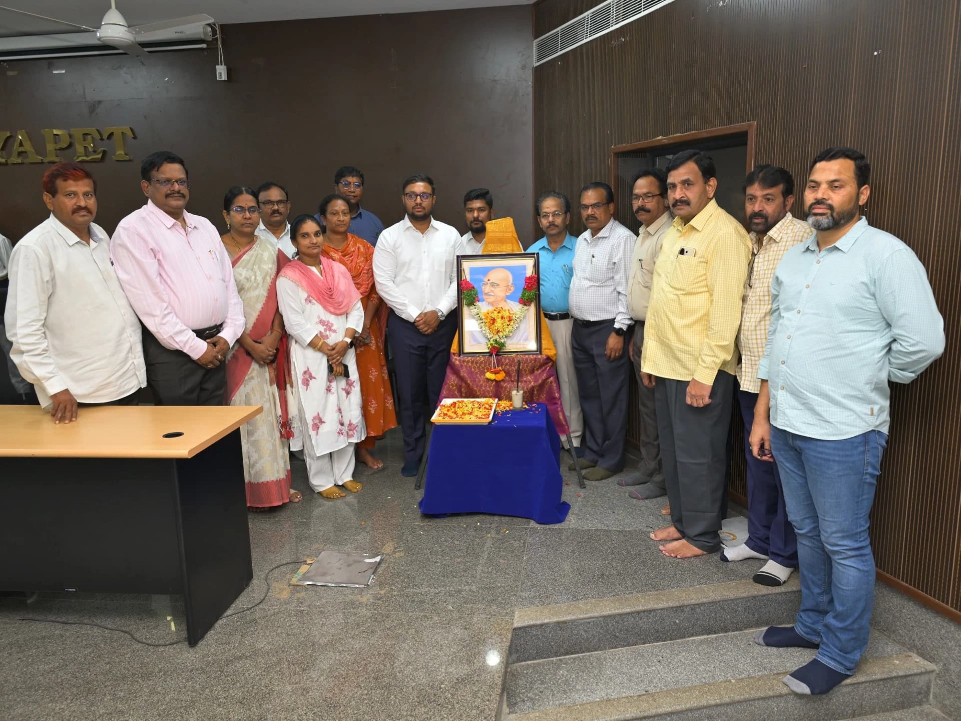 గాంధీ, శాస్త్రి ఆదర్శాలే మన బాట.. కలెక్టర్ పిలుపు!