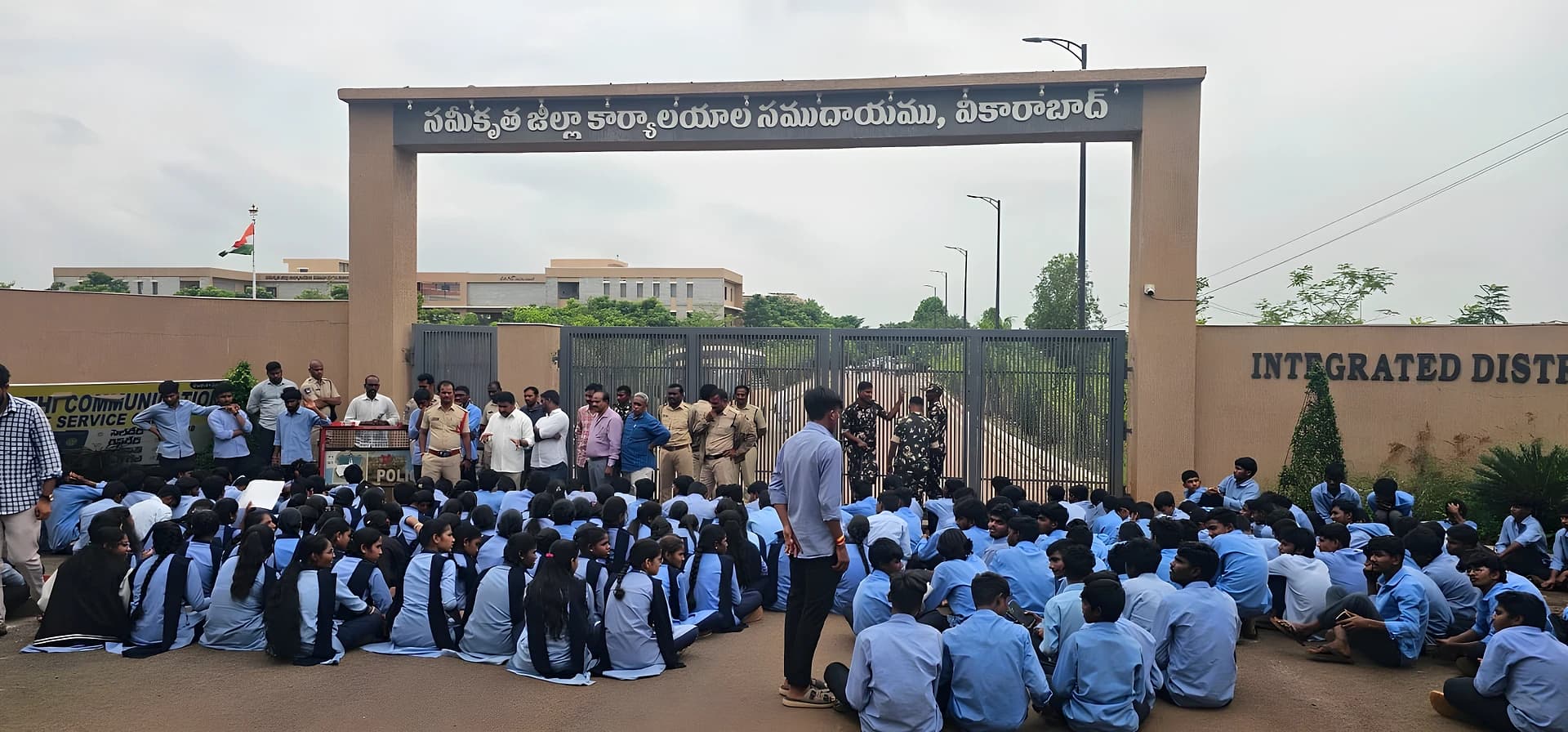 కలెక్టరేట్ ఎదుట పాలిటెక్నిక్ విద్యార్థుల ధర్నా