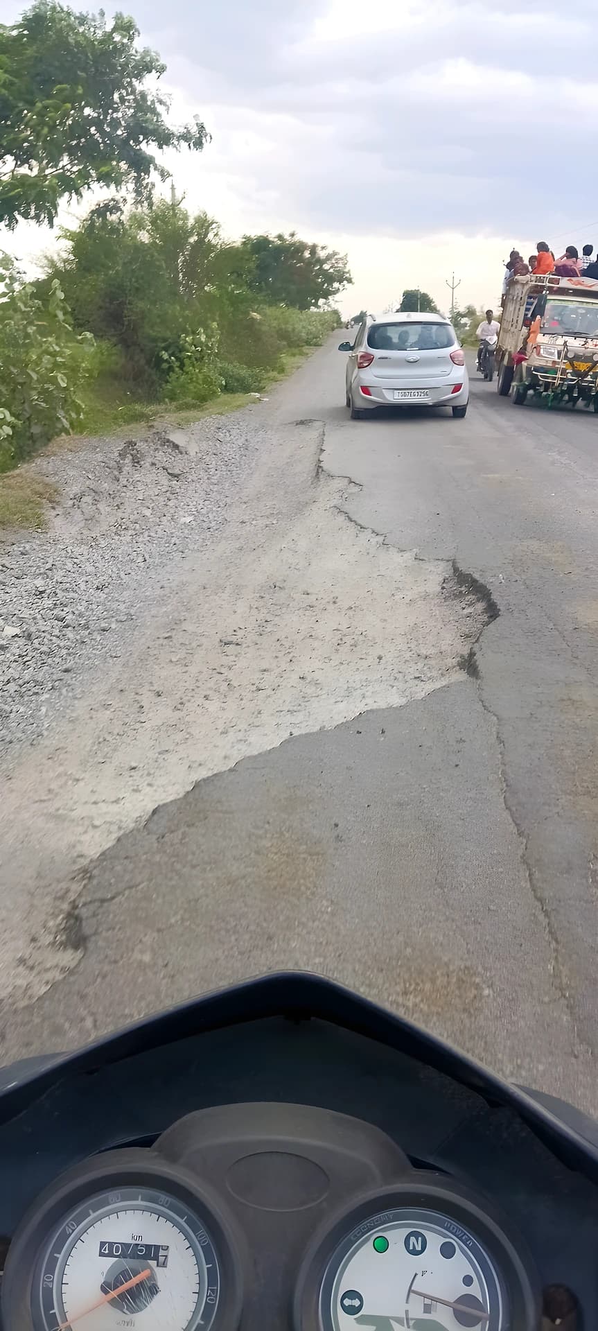 గుంతలతో పల్నాడు రోడ్డు