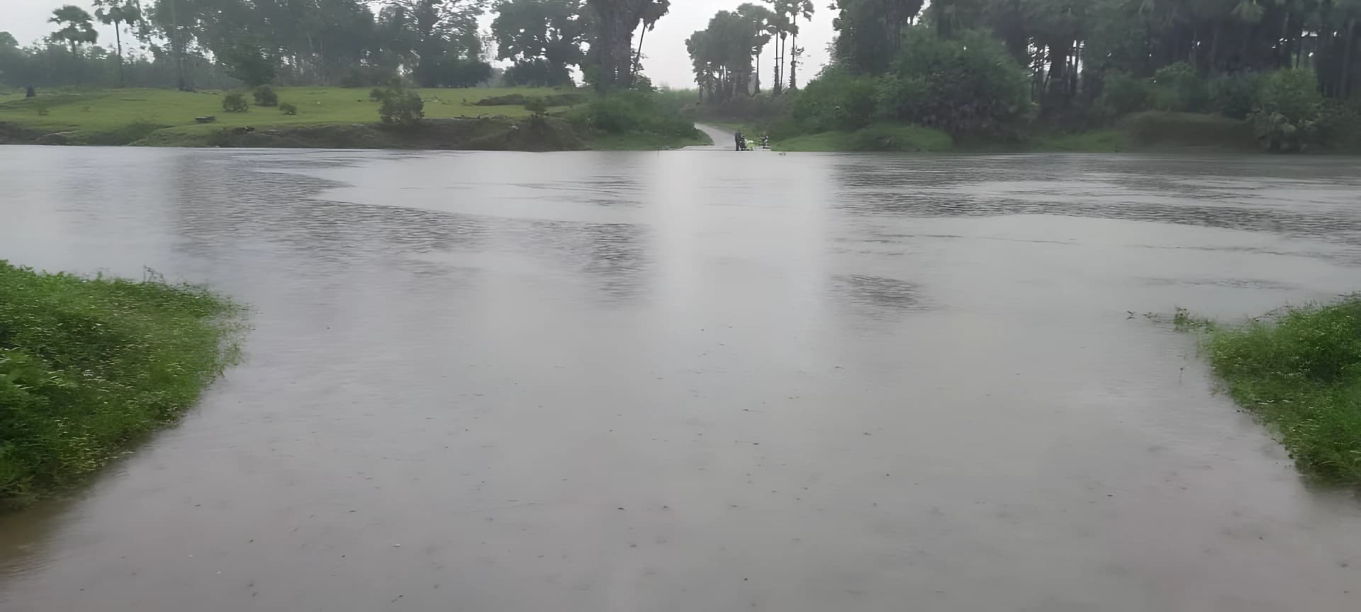 రహదారిపై చేరిన వరద.. నిలిచిన రాకపోకలు