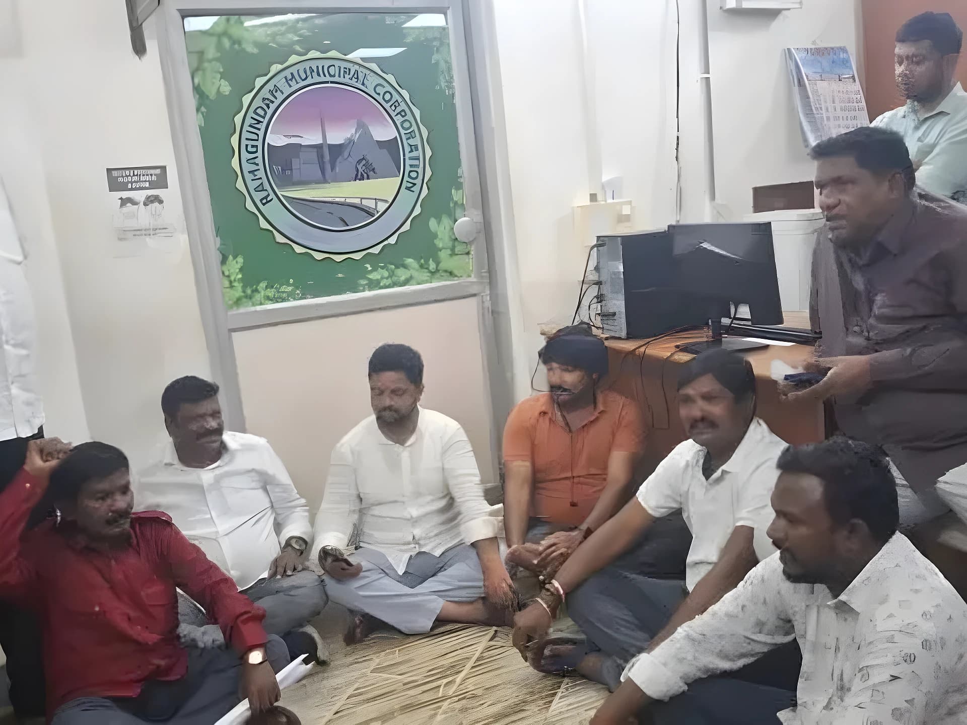 రామగుండంలో కార్పొరేటర్ల ధర్నా!